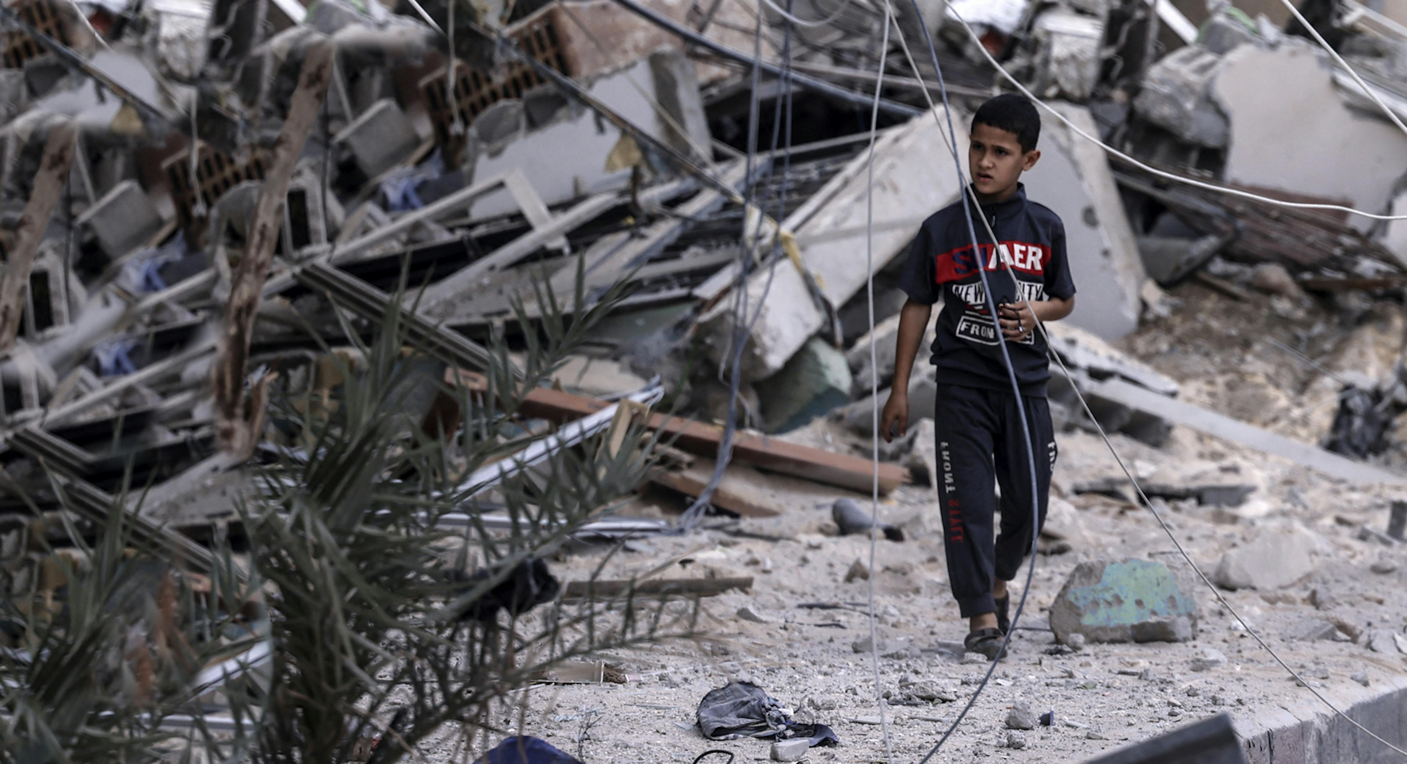 Emergenza Gaza - bambino tra le macerie 2023