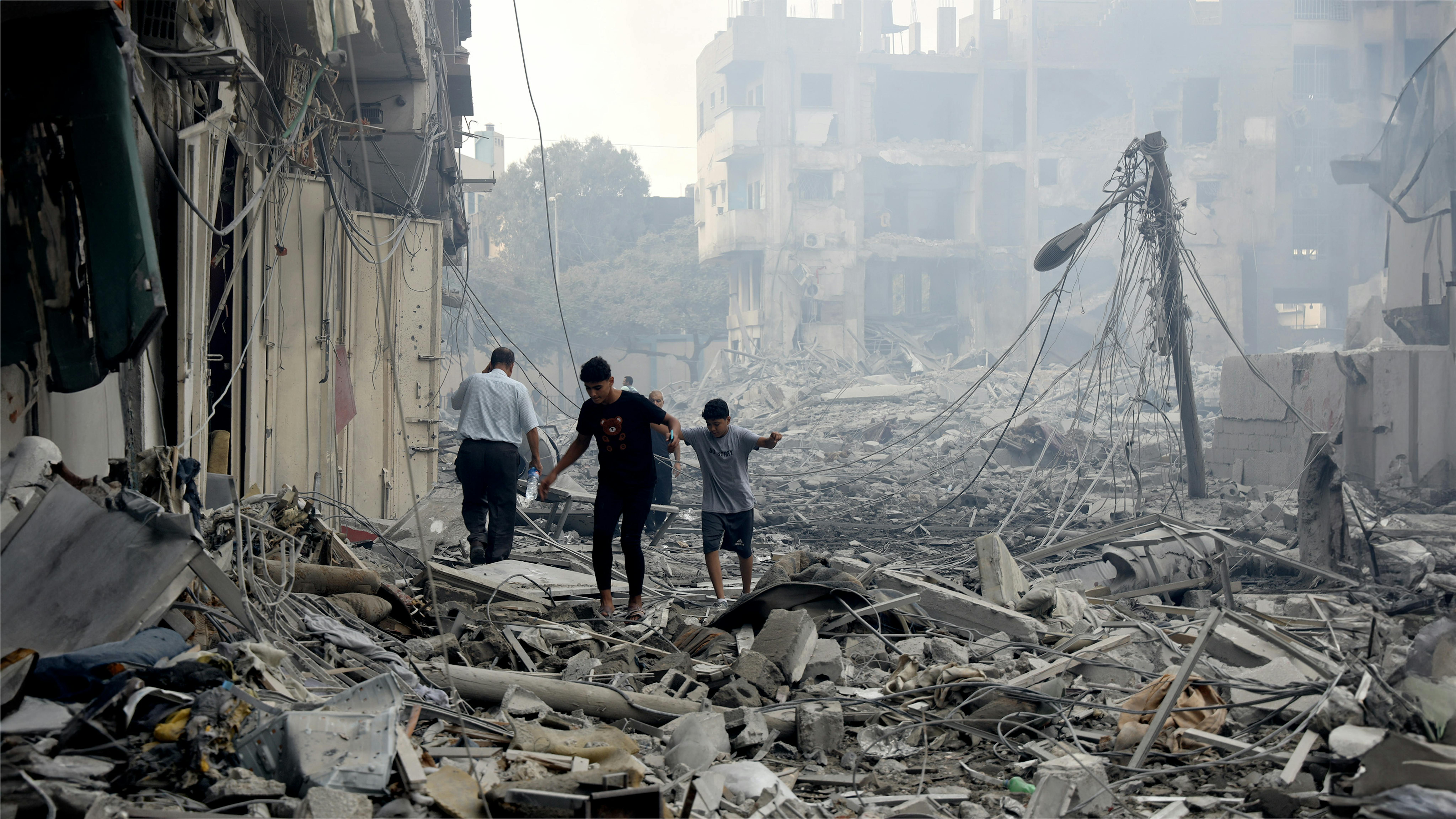 Palestina - Bambini camminano tra le macerie delle loro case distrutte nel quartiere di Tal al-Hawa, nel sud della Striscia di Gaza.