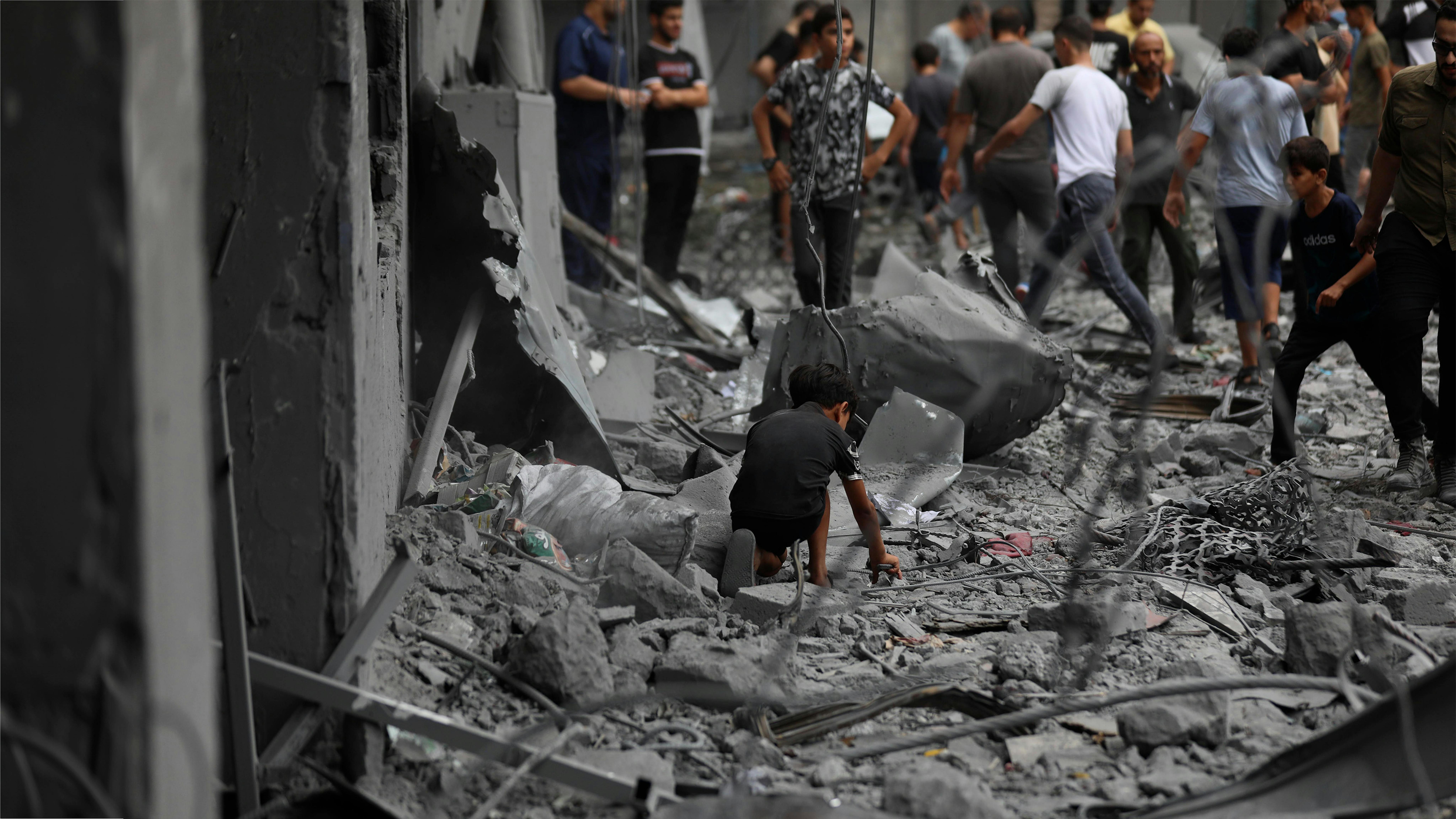 Palestina - Bambini tra le macerie delle case distrutte dagli attacchi aerei nel campo profughi di Al Shati nella Striscia di Gaza.