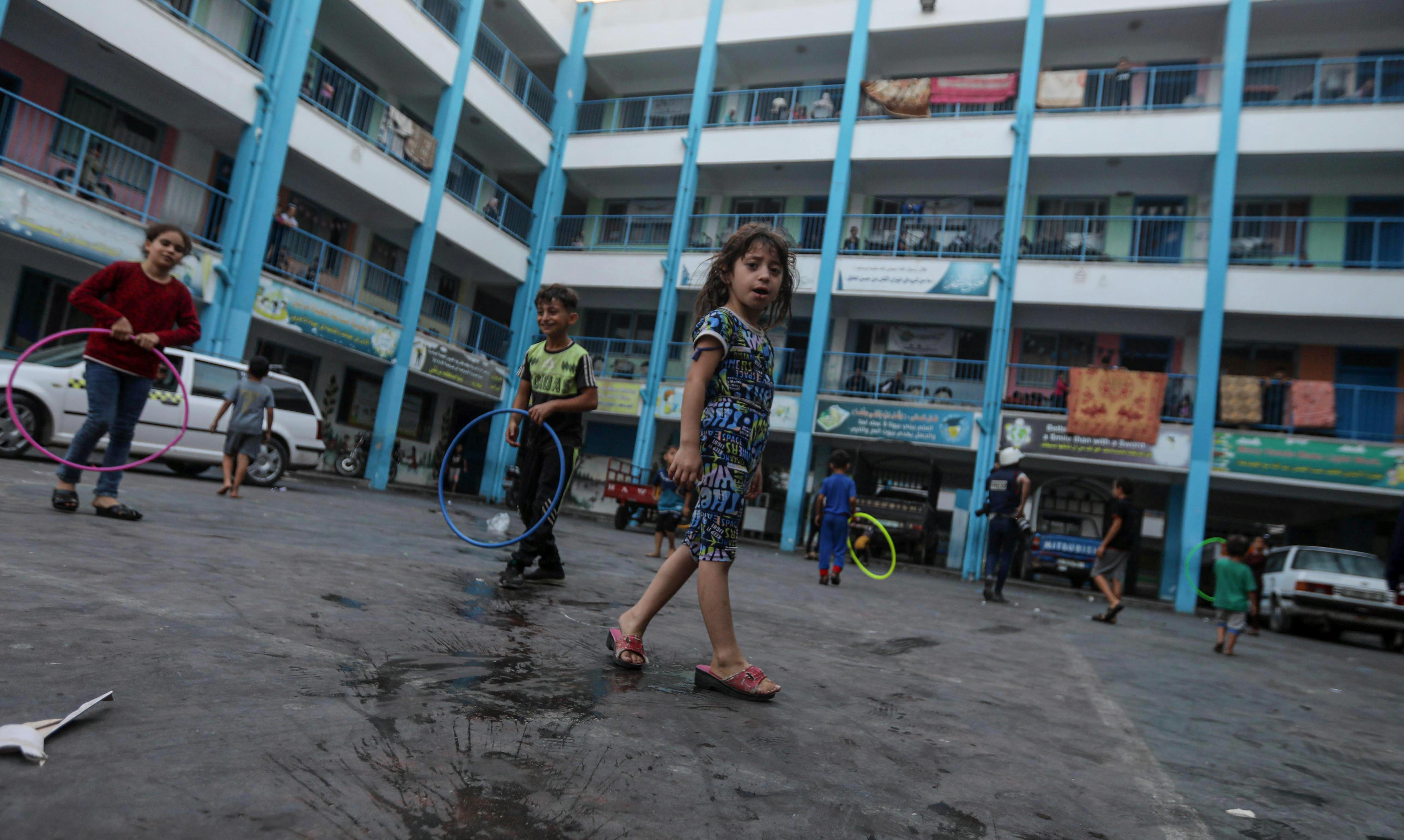 Sara, una bambina di 5 anni, attualmente risiede in una scuola dell'UNRWA dopo essere stata sfollata da casa durante l'escalation nella Striscia di Gaza.