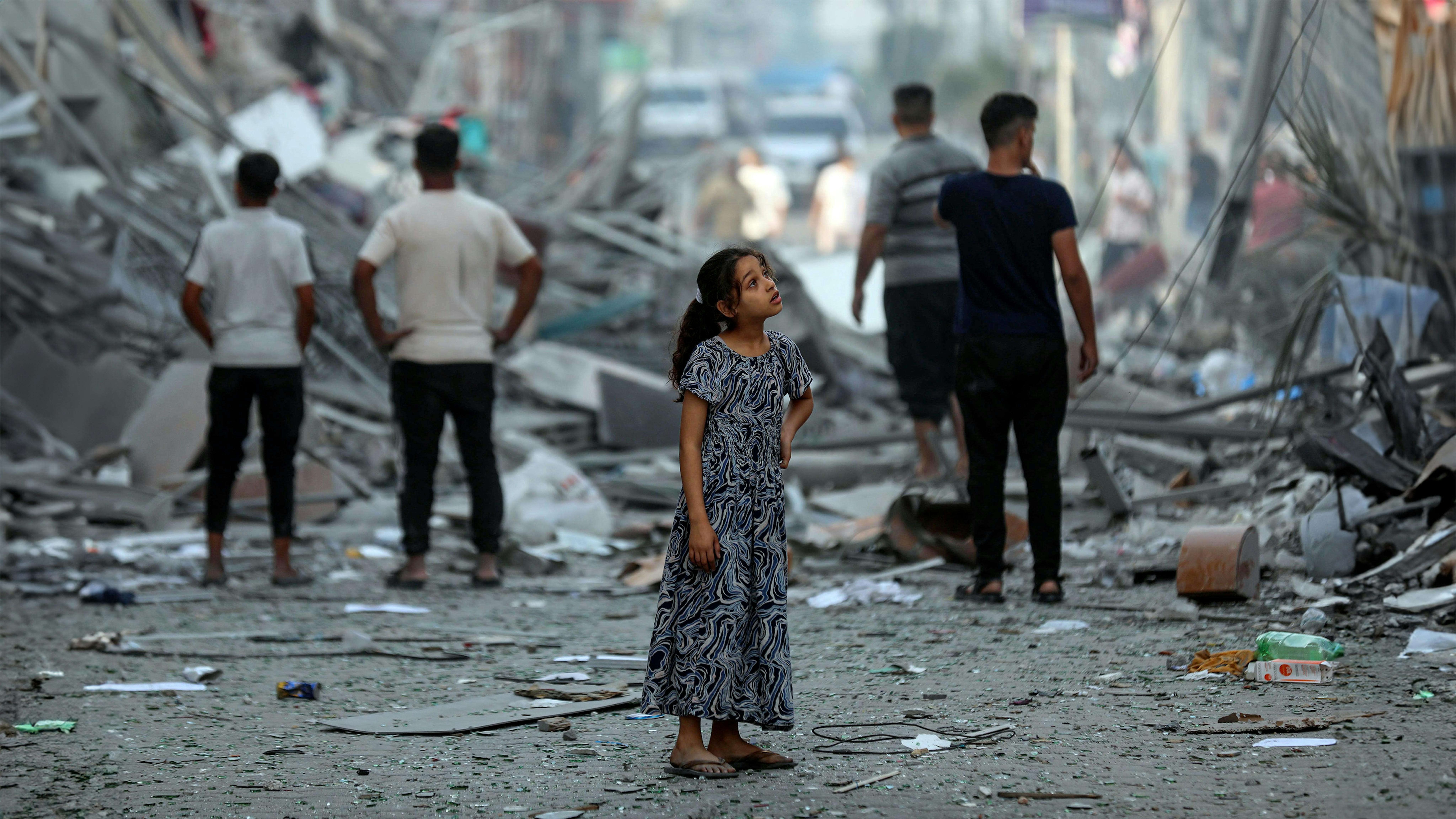 Amal, 7 anni, contempla il suo quartiere dopo che le case vicine sono state rase al suolo. Nessuna parola può descrivere la devastazione che vede.