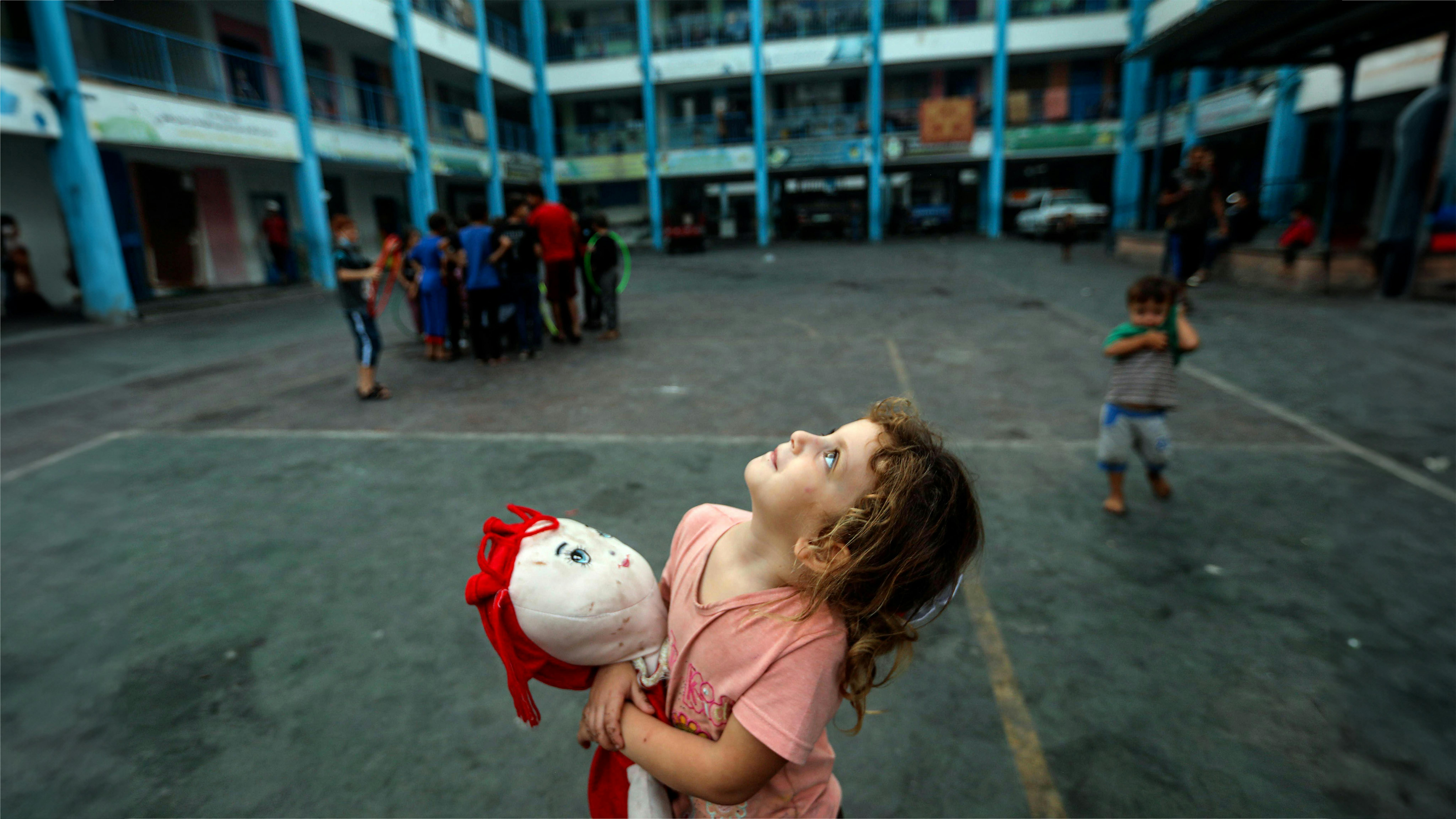 Gaza, 8 ottobre 2023. Bambini in cerca di protezione presso la scuola elementare per rifugiati Al-Shati ad Al-Nasr, Gaza