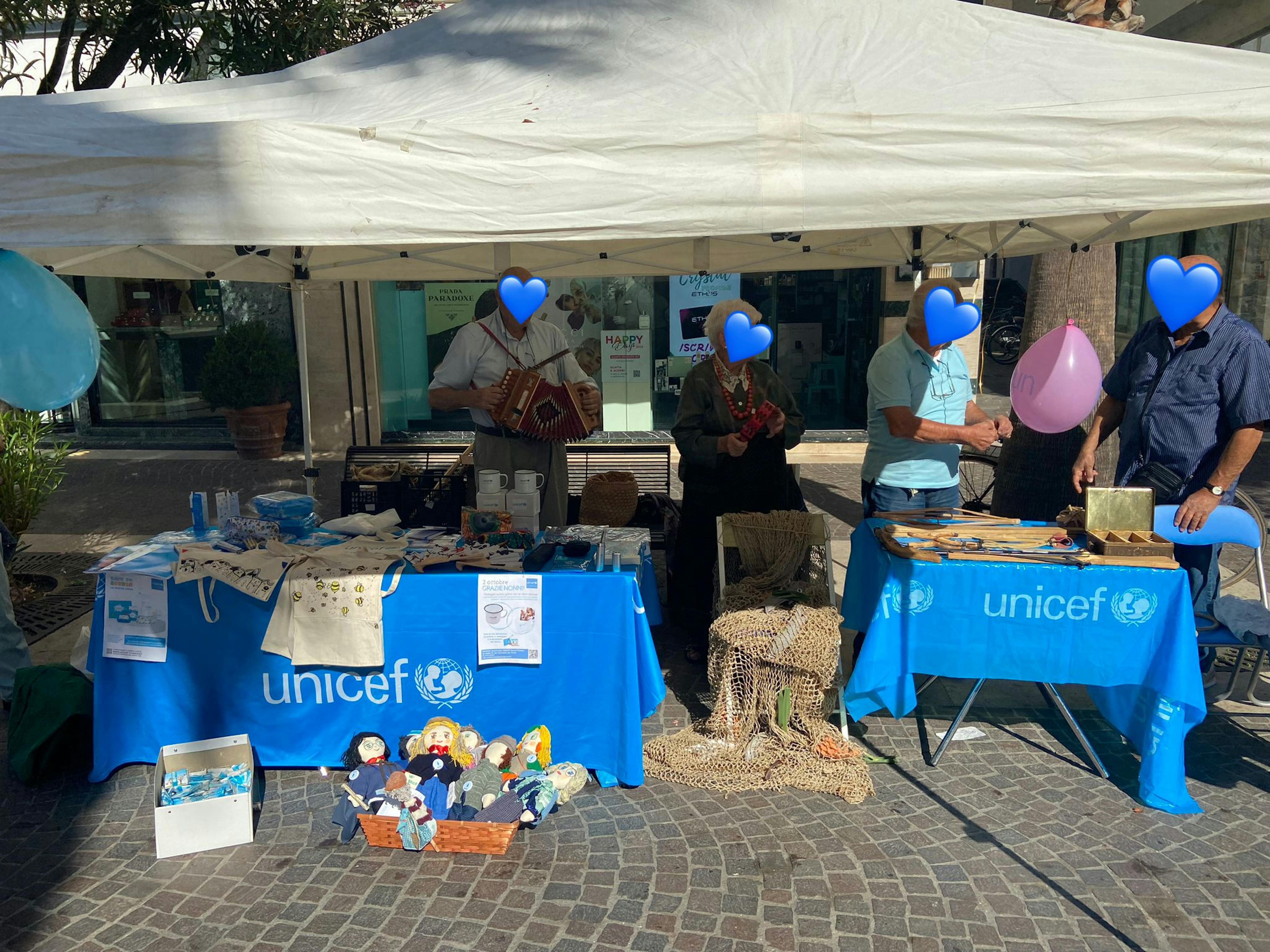 Stand UNICEF con i nonni durante la manifestazione