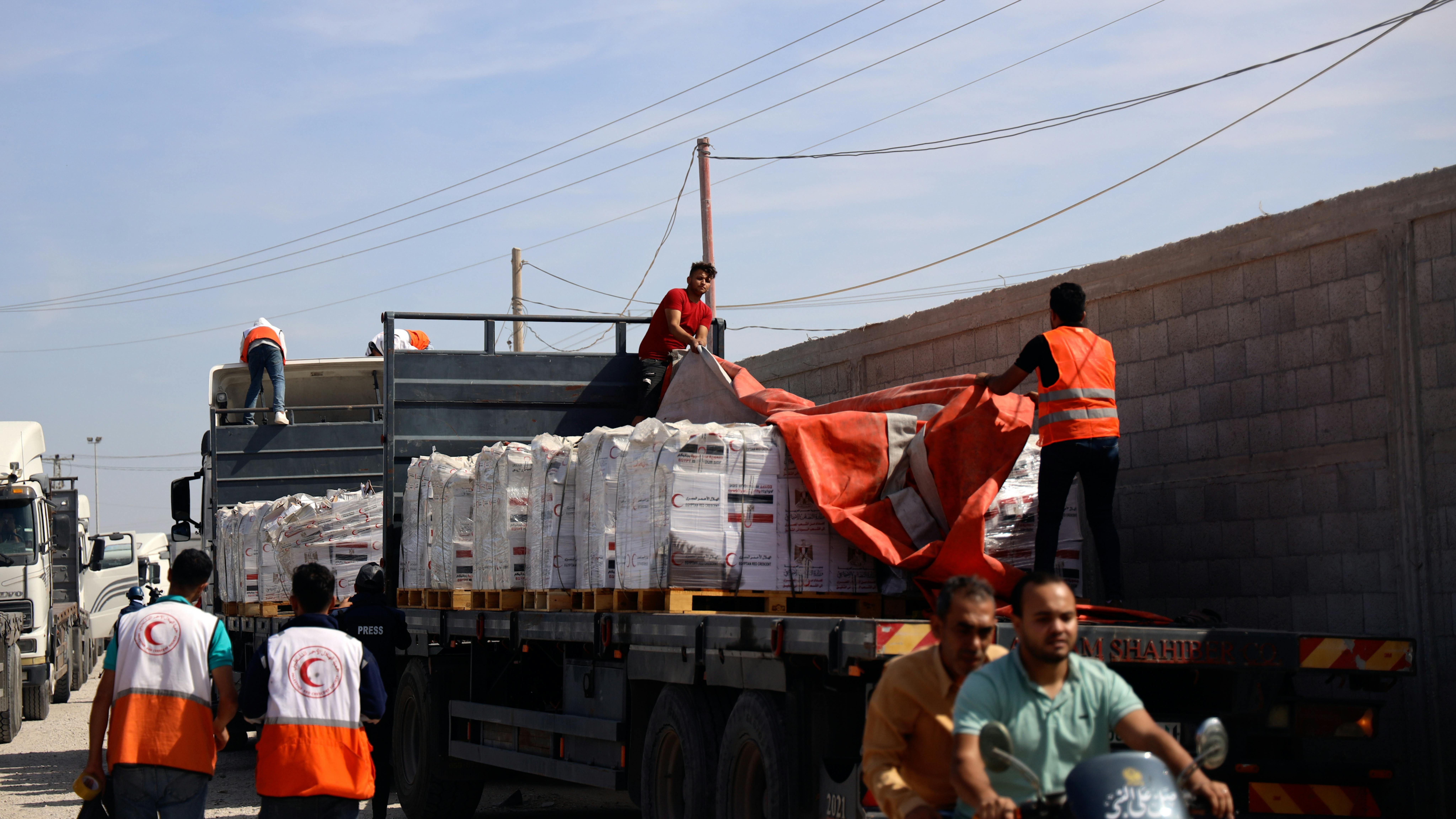 I convogli umanitari dell'UNICEF, dell'OMS, dell'UNFPA e della Mezzaluna Rossa hanno iniziato ad entrare nella Striscia di Gaza attraverso il valico di Rafah.