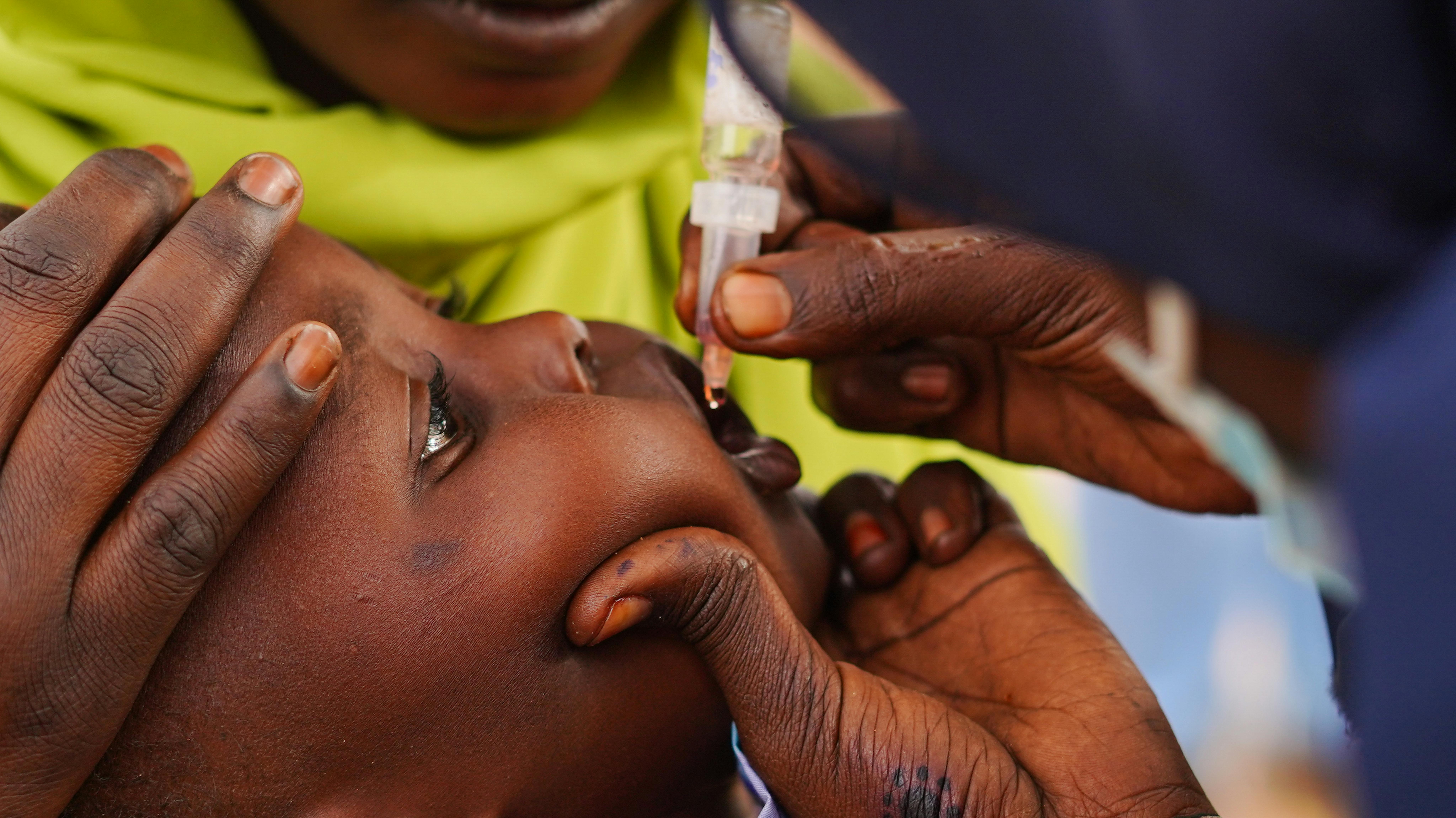 Sudan - Un bambino riceve gocce antipolio durante la campagna antipolio casa per casa nel Nord Darfur.