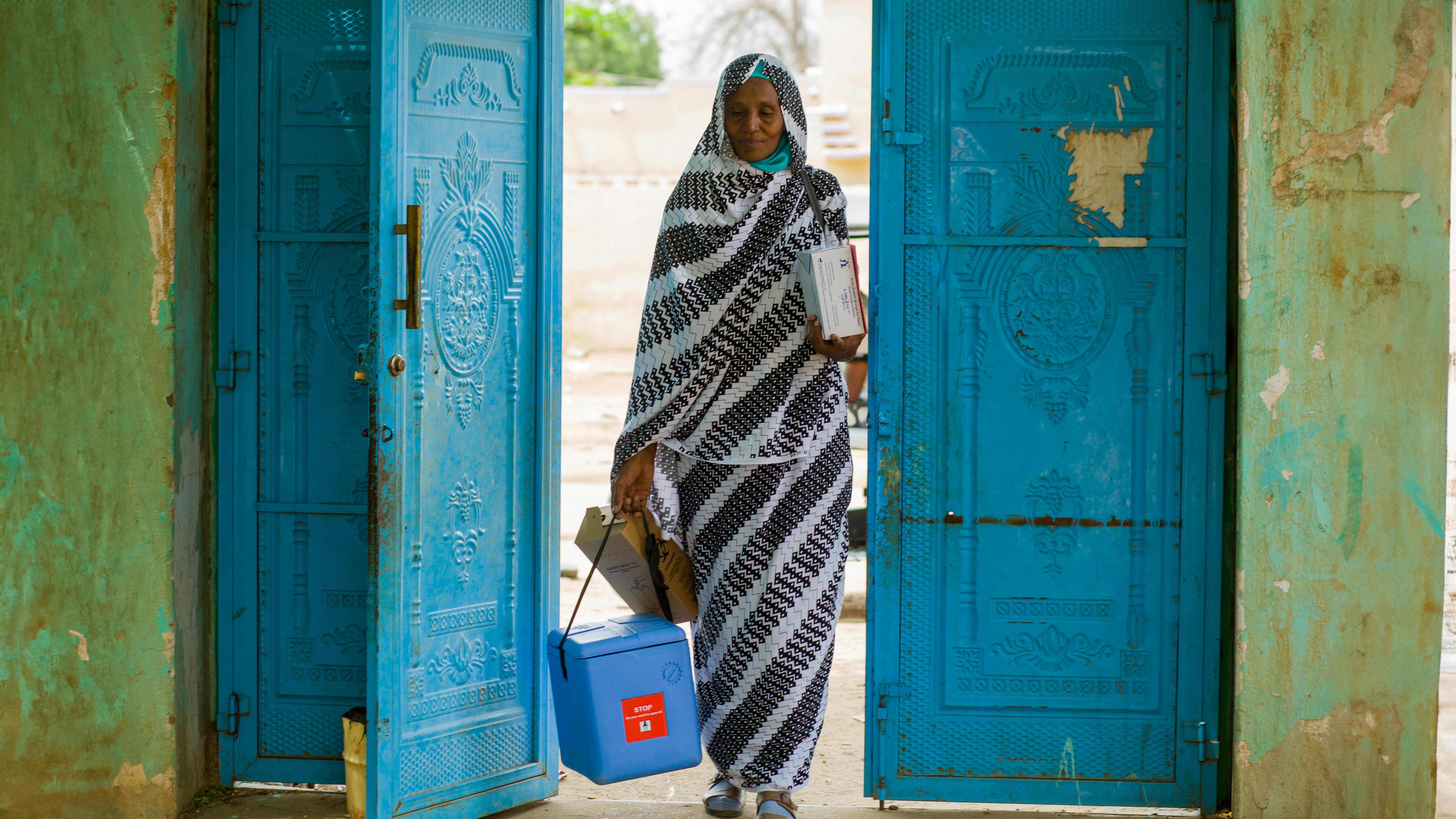 Sudan - Ibtisam Abdullah, un vaccinatore del Centro sanitario Gezirat Al-Feel, arriva in un rifugio per sfollati