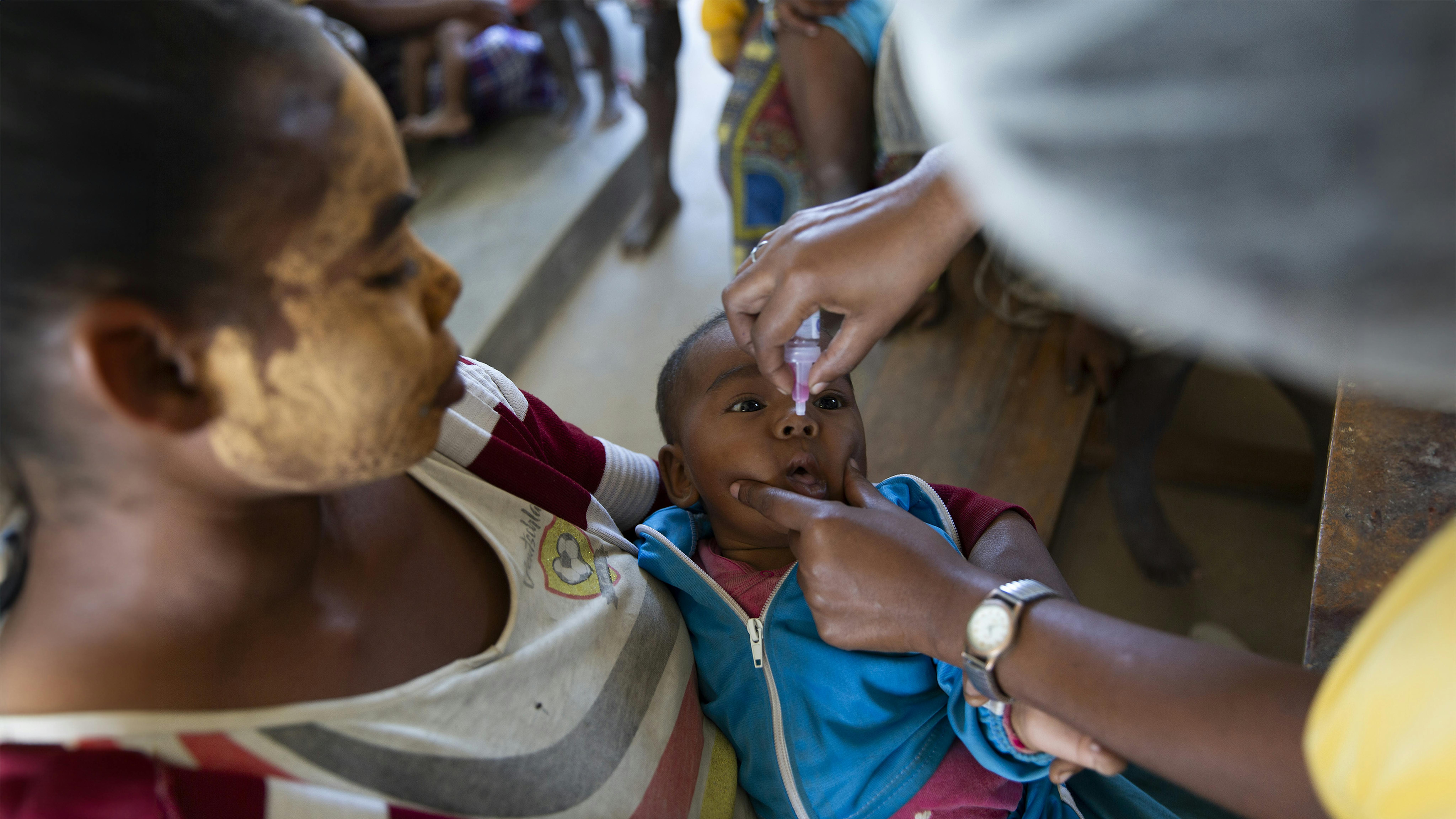 Madagascar - Landriamoh (6 mesi) è trattenuta da sua madre, Odette, mentre riceve il vaccino antipolio in una clinica mobile dell'UNICEF nel villaggio di Belaza