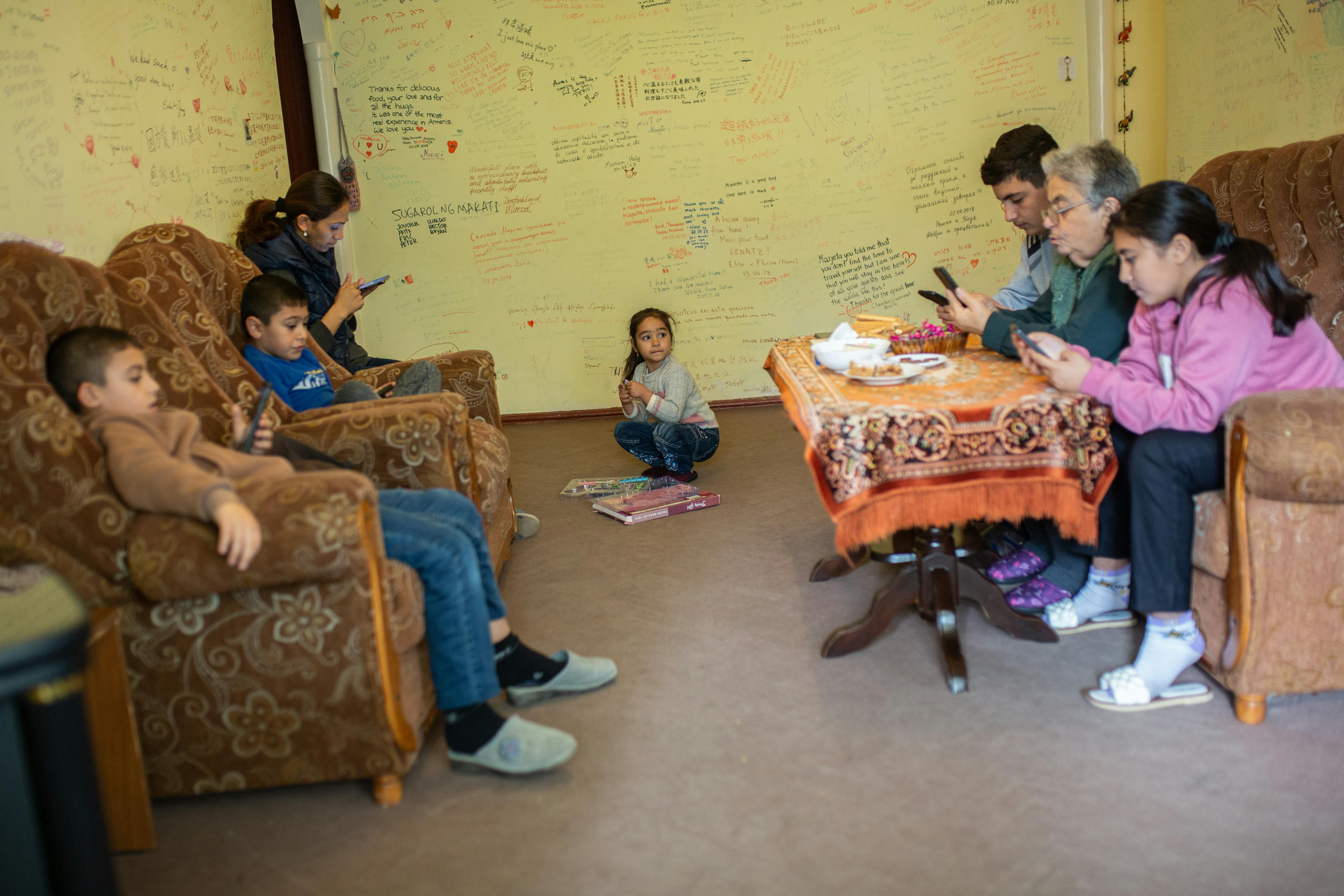 Seda Harutyunyan, nonna di quattro nipoti - Vika (11 anni), Armen (8 anni), Harut (13 anni) e Vahe (14 anni) - ha intrapreso un viaggio straziante, cercando rifugio in Armenia un mese fa