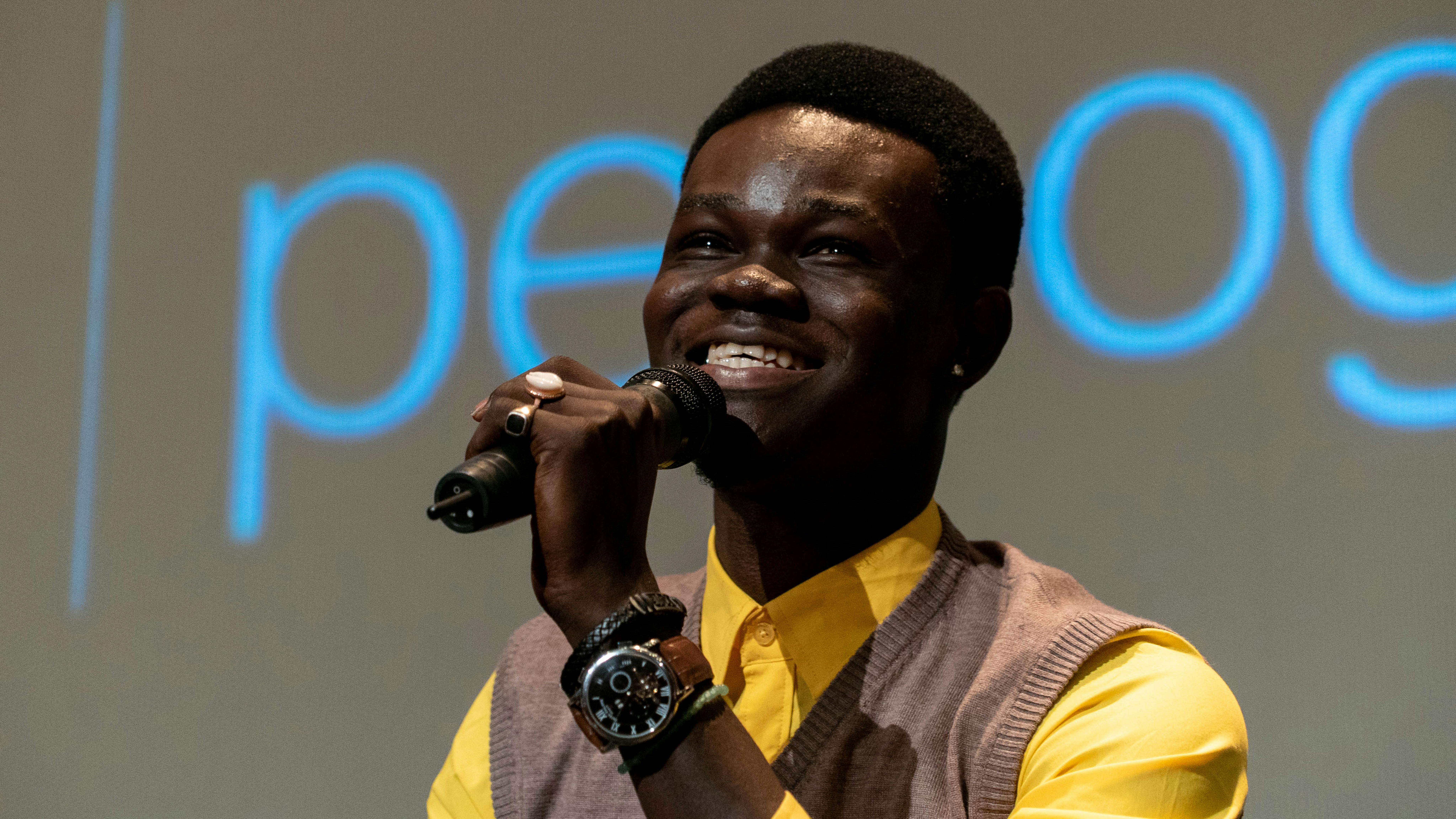 Moustapha Fall uno degli attori del film Io Capitano in un momento del dibattito dopo la proierzione del film
