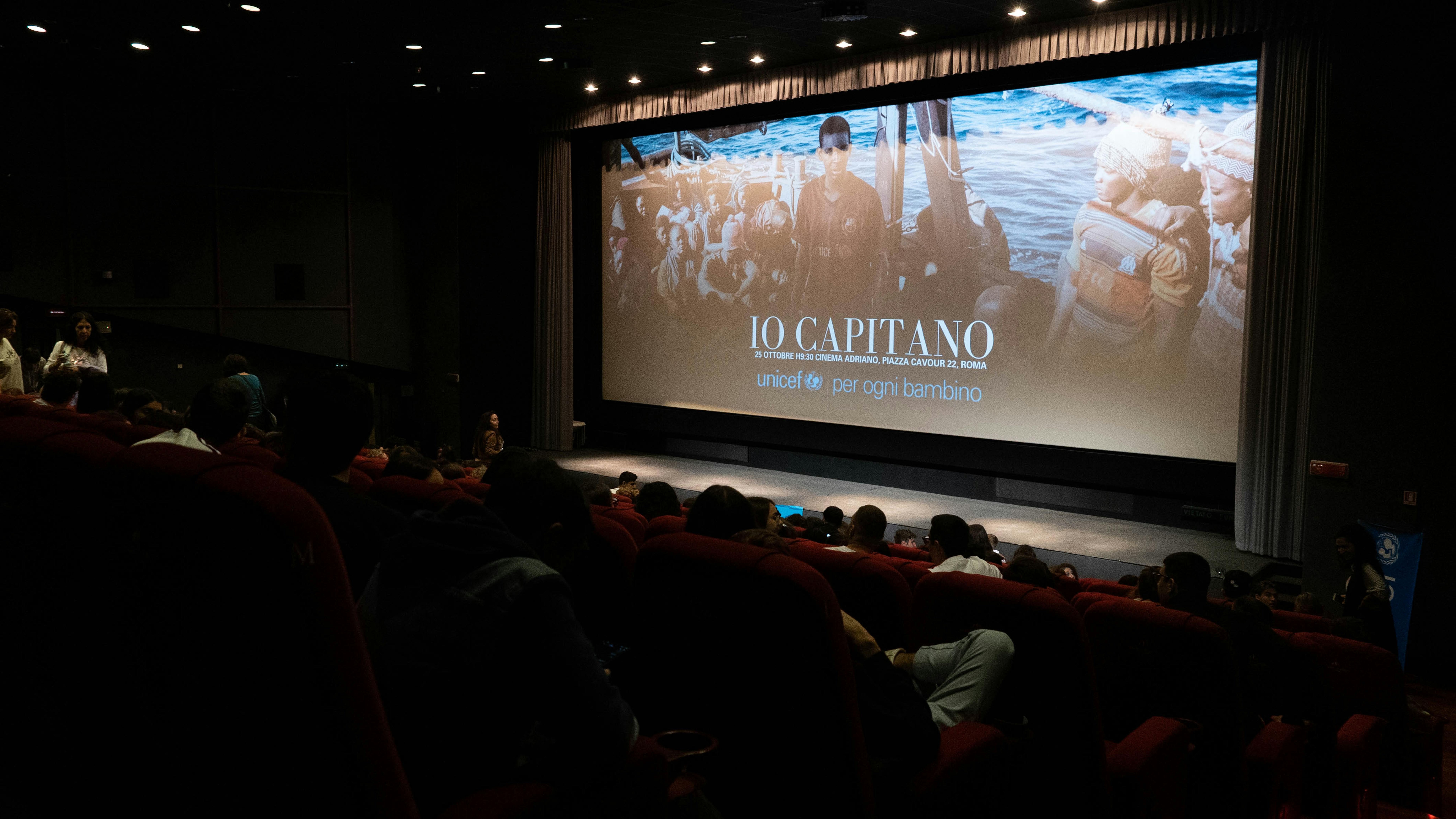 La sala del cinema, piena di studenti di quattro licei romani, prima della proiezione del film Io Capitano