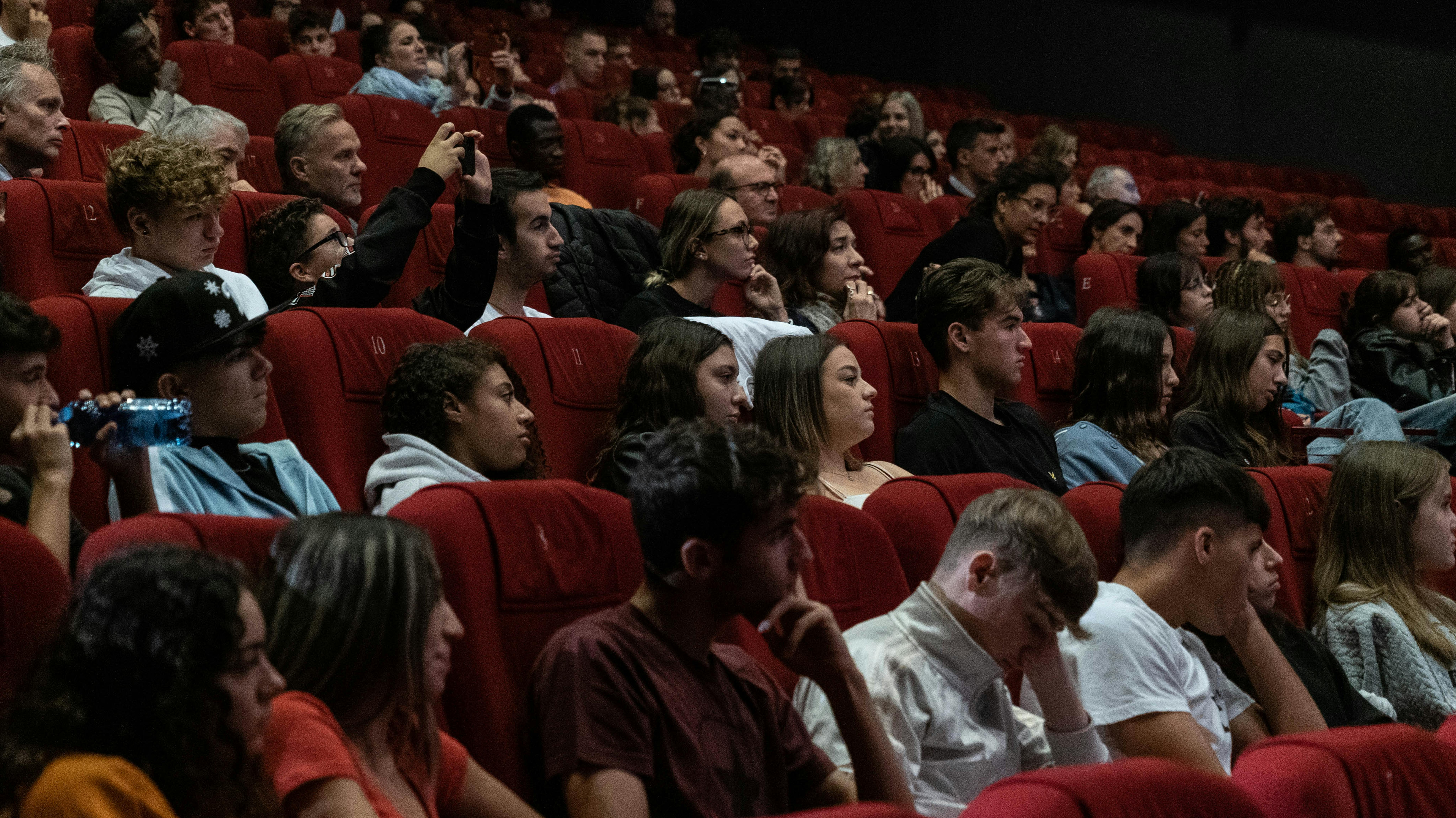 Gli studenti durante il dibattito seguito alla proiezione del film Io Capitano