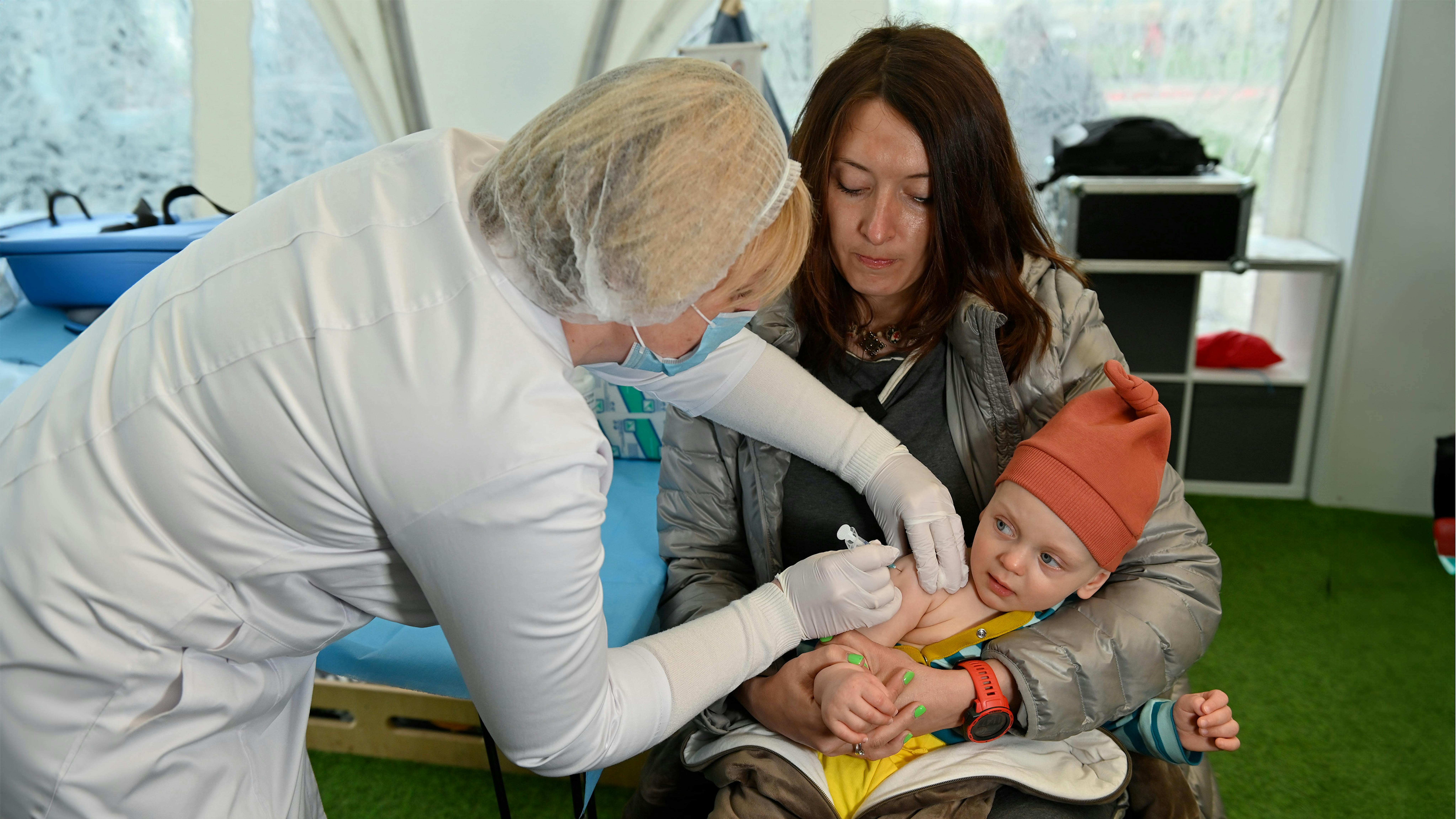 Spilno Child Spot a Kiev, Ucraina. Una madre ha portato il suo bambino per farlo vaccinare
