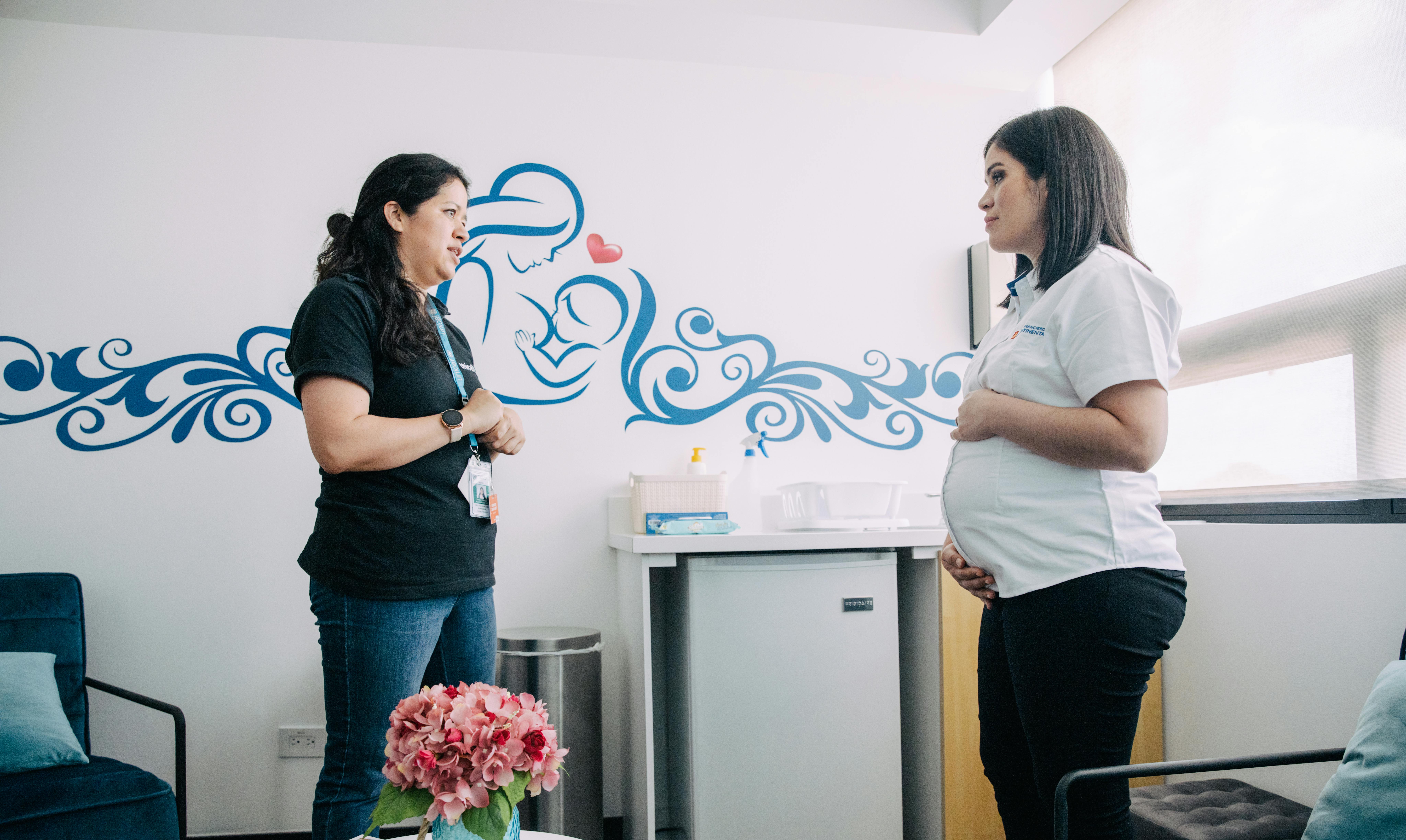 Guatemala, Susana Aguilar dello staff nutrizionale dell'UNICEF visita lo spazio per l'allattamento al seno della banca G&T a Città del Guatemala. In quell'occasione discute con Gracetel Sarceño (29 anni) di allattamento e lavoro