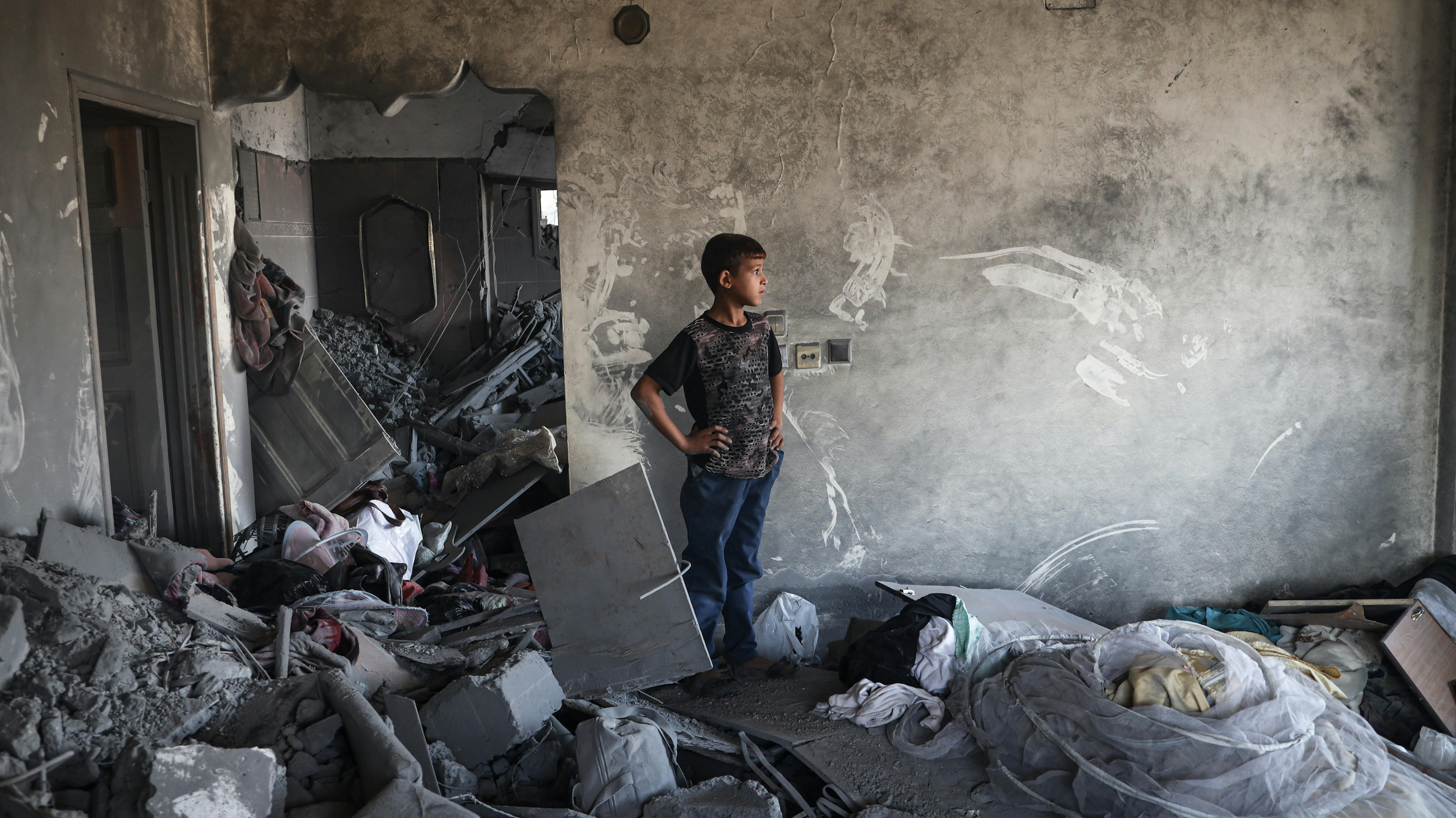 Bambino palestinese nella sua casa distrutta dagli attacchi aerei sulla città di Rafah, nel sud della Striscia di Gaza.