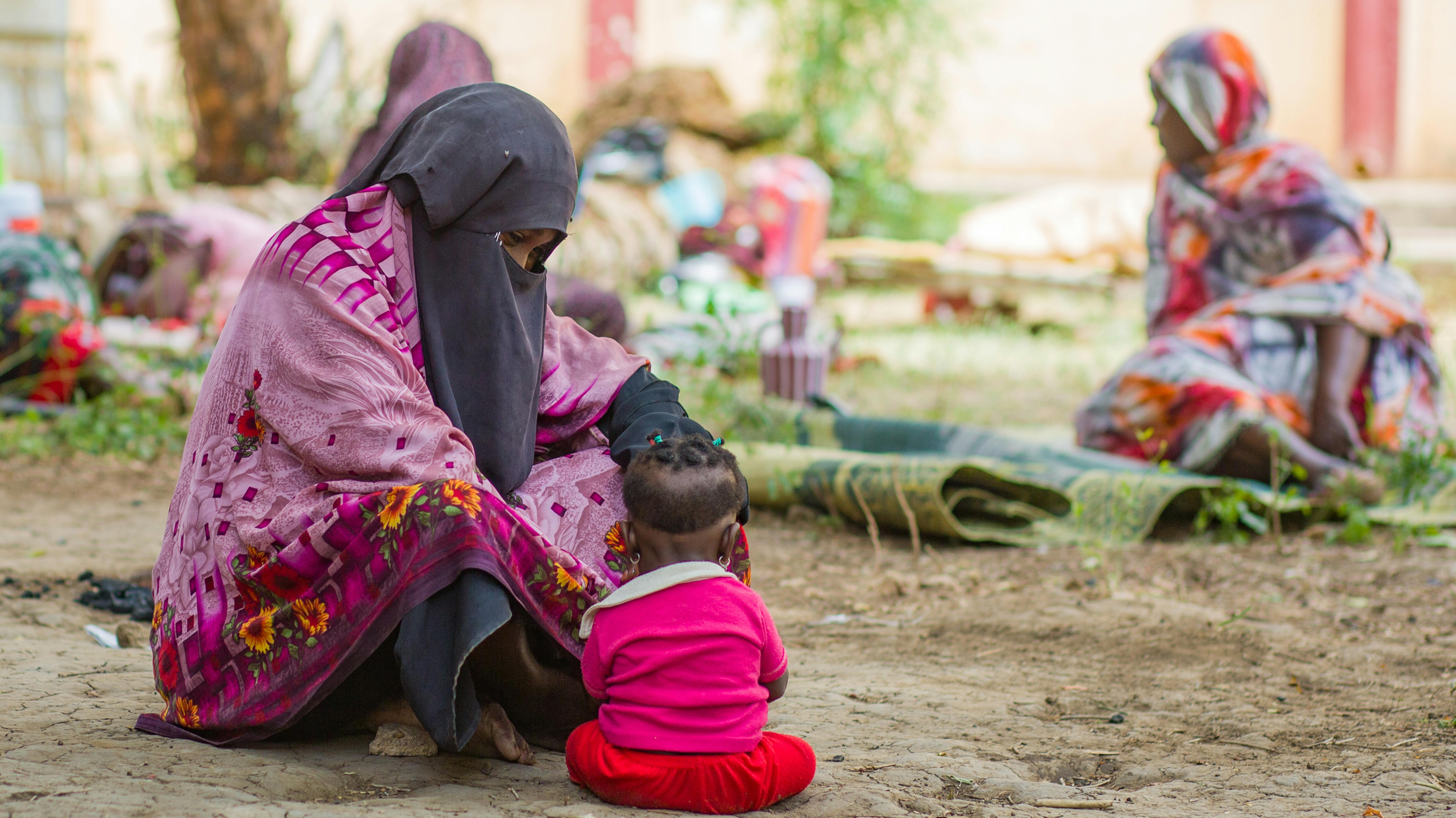 Sudan - Una madre sfollata e i suoi figli  in un centro di accoglienza a Madani, che ora è la loro nuova casa dopo essere fuggiti dalla guerra.