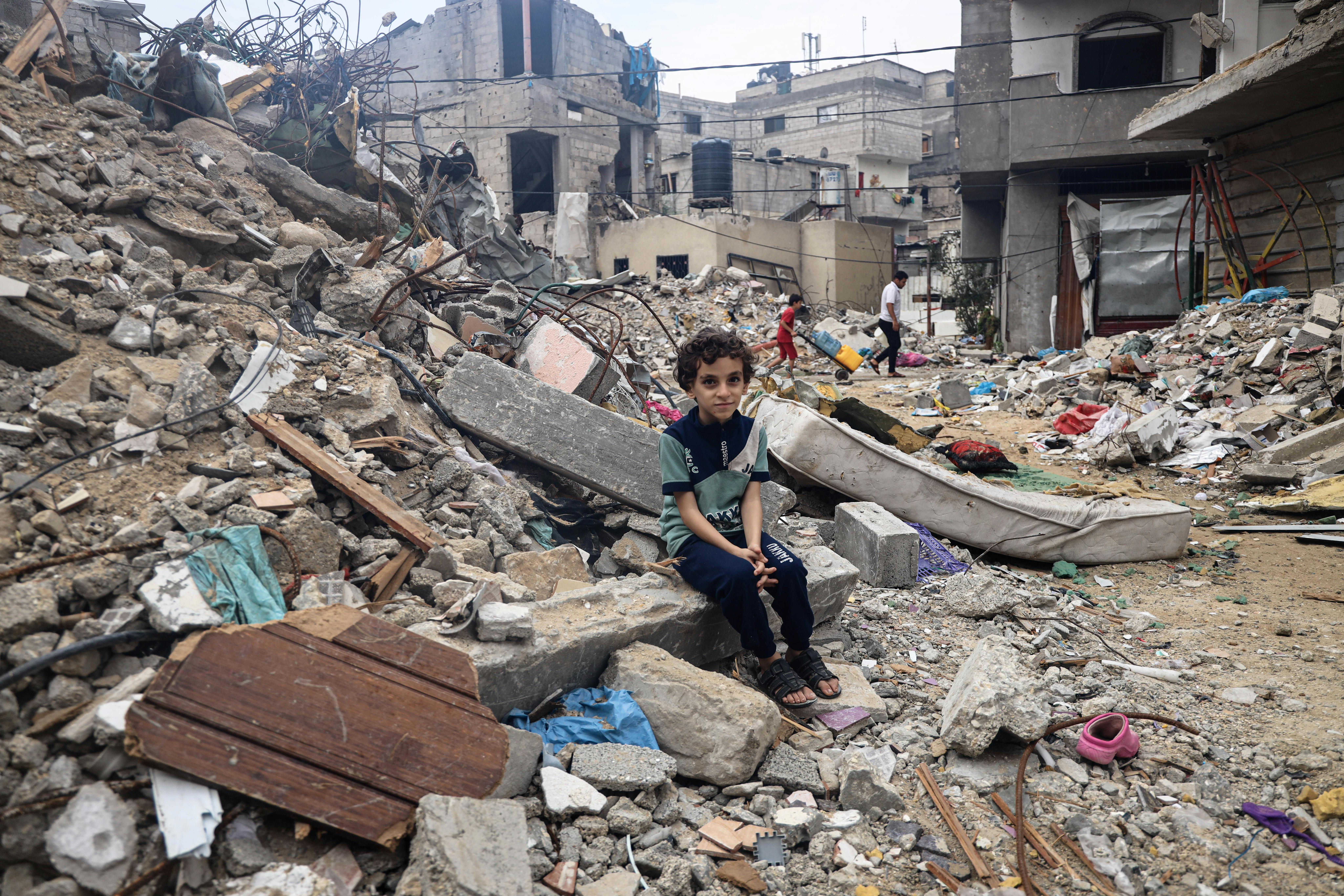 Mohammed Alattar, 8 anni, della città di Rafah, siede sulle macerie della casa della sua famiglia, bombardata da un attacco aereo israeliano.  
