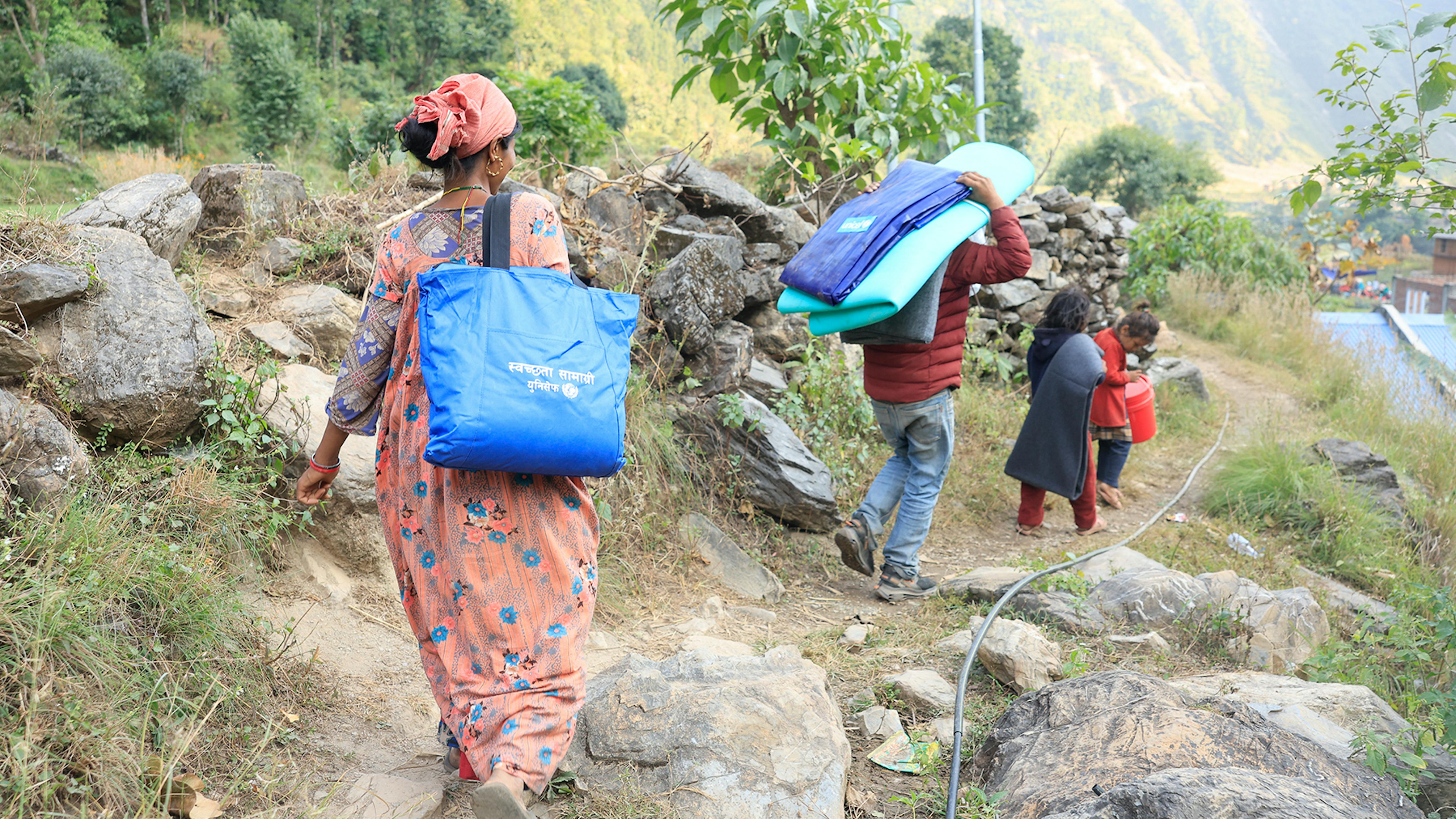 Nepal - una famiglia con gli aiuti d'emergenza appena ricevuti