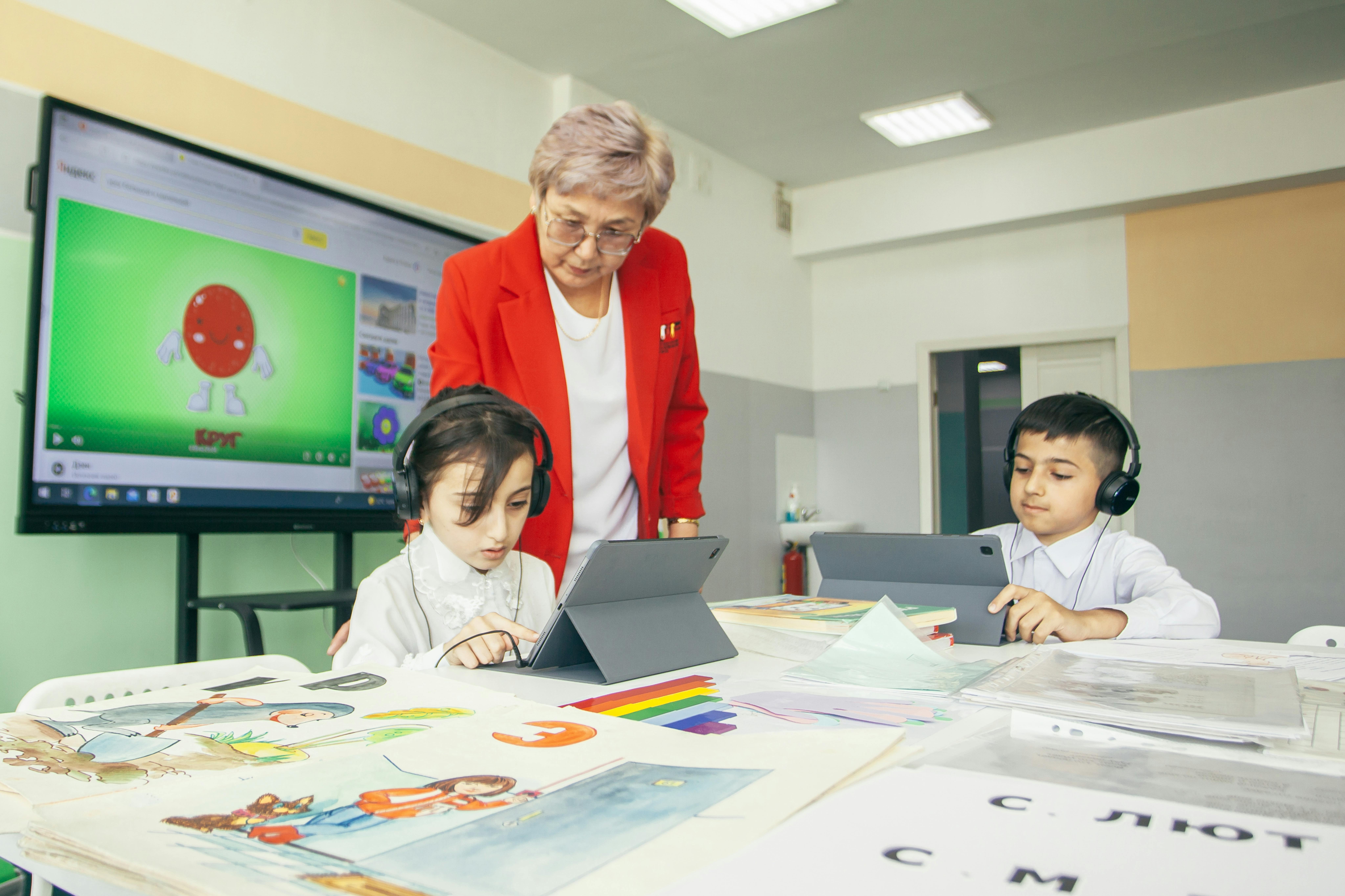 Kazakistan, l'nsegnante Gulnara Rakhimgazina tiene una lezione di lingua russa agli studenti Teymur Ibrakhimov e Madina Ibrakhimova, il programma è Akelius