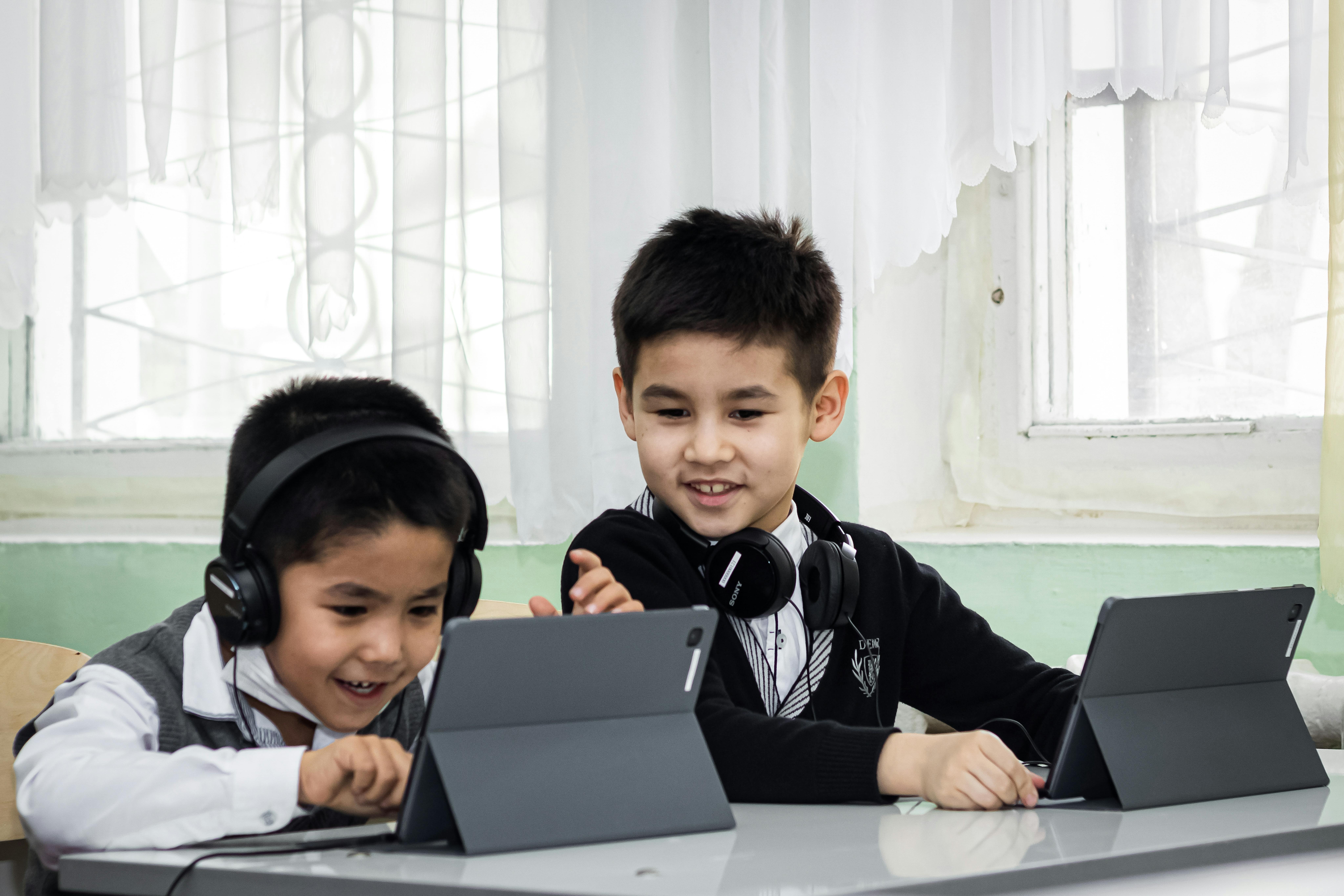 Kazakistan, Kimurlan Adylbekov, 9 anni, e Umar Adylbekov, 10 anni seguono la lezione del progetto Akelius nell'aula della scuola Shymkent.