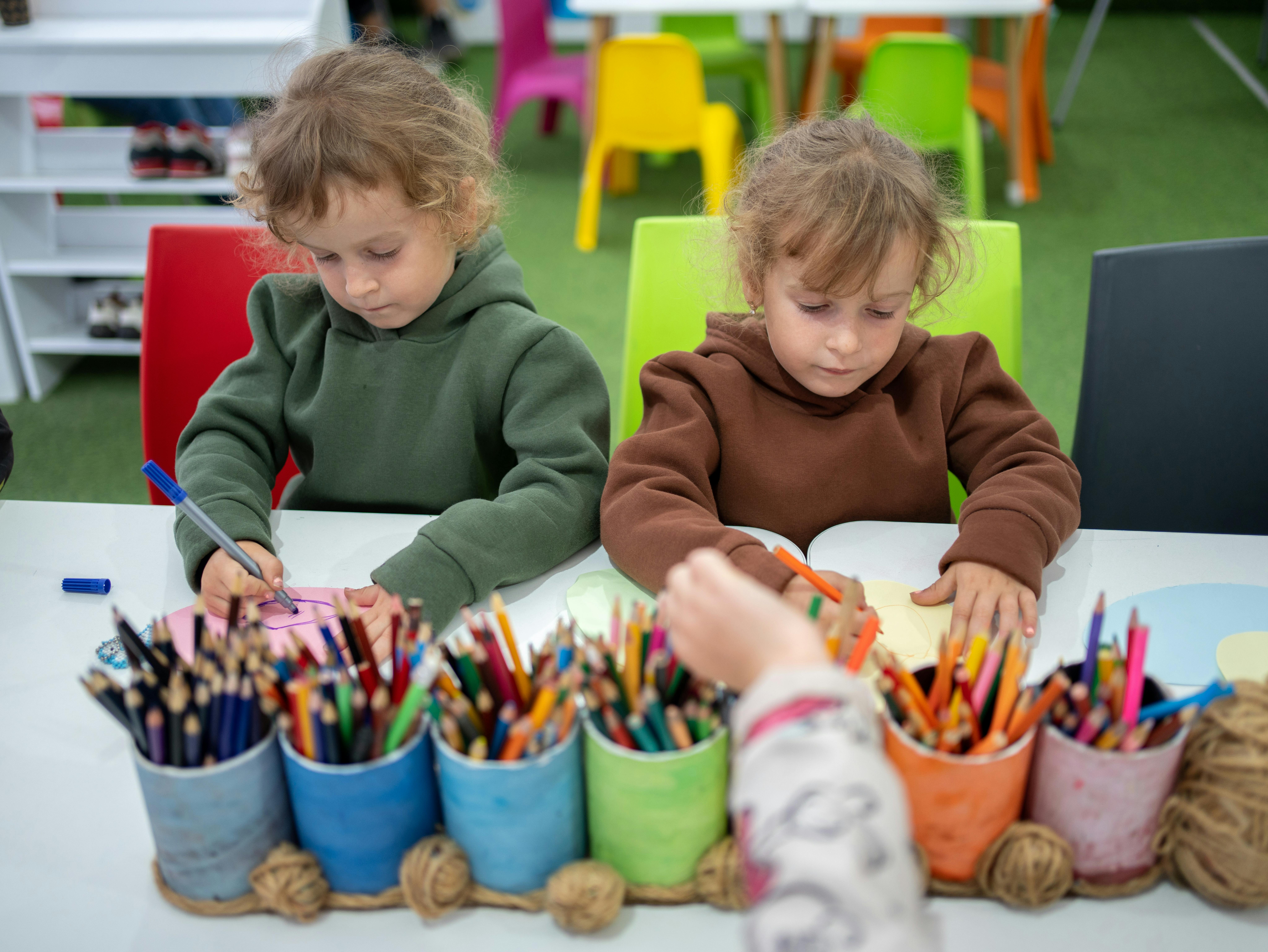 Ucraina, Lisa e Sofia, gemelline di 5 anni, stanno disegnando nello spazio UNICEF 