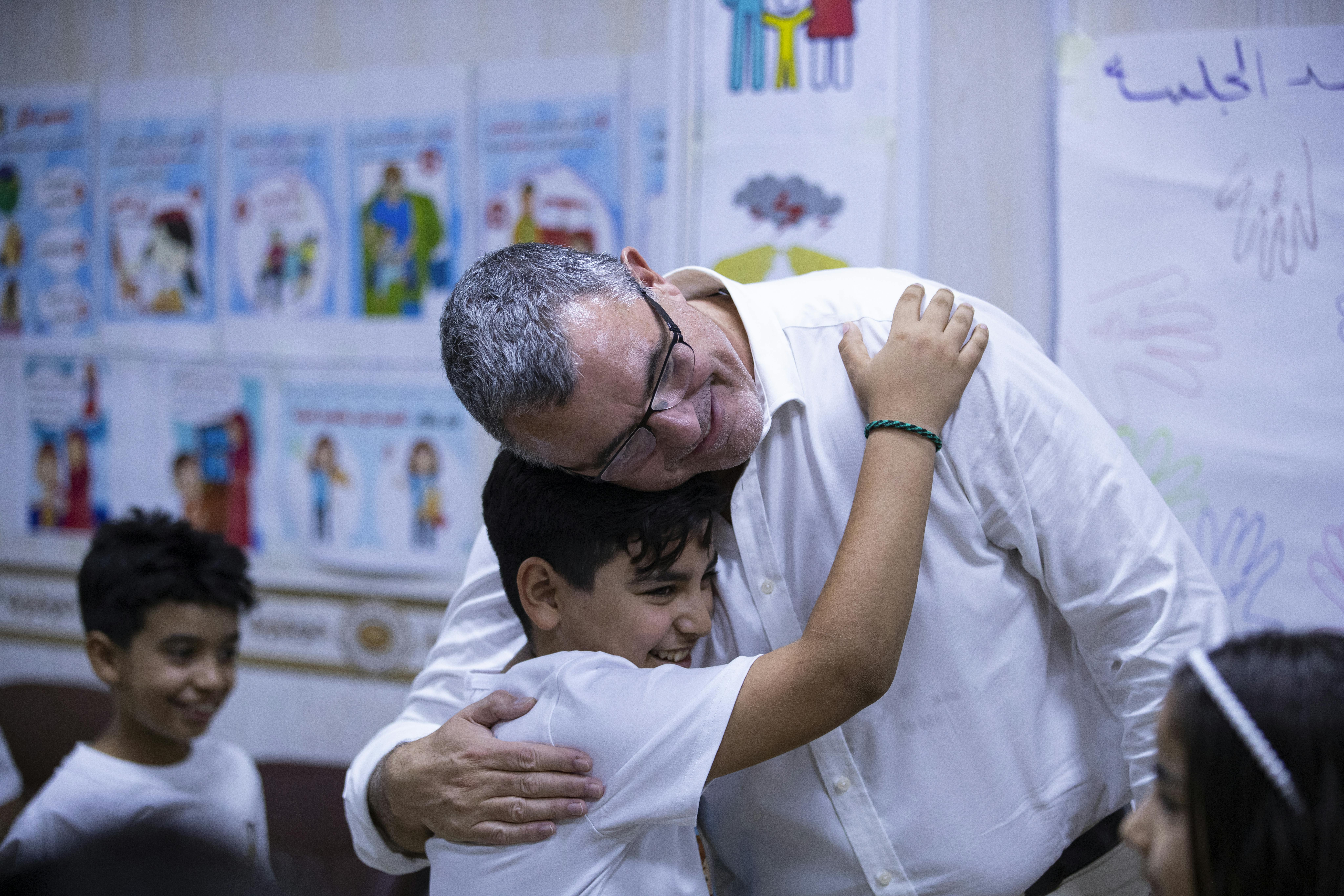 Iraq, Ali Wisam (11 anni) abbraccia Jorge Olague Vicedirettore della raccolta fondi UNICEF. Insieme a DOLSA, l'UNICEF ha formato gli assistenti sociali a seguire i bambini vulnerabili.