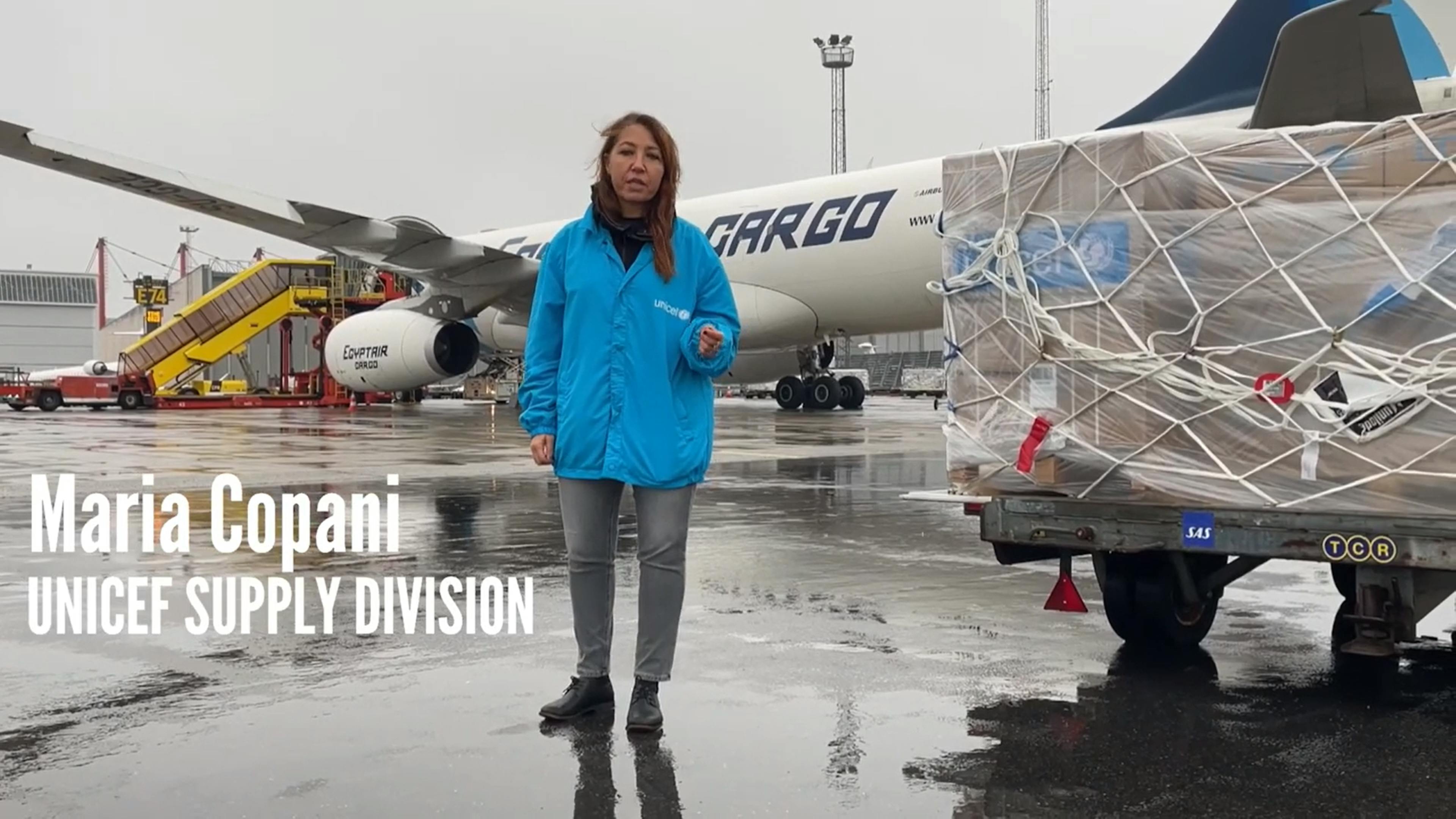 Maria Copani, Partnership Manager presso la UNICEF Supply Division, ci accompagna all'aeroporto di Copenaghen durante le operazioni di carico di un volo umanitario in partenza dalla capitale danese alla volta dell'Egitto, con destinazione finale la Striscia di Gaza.