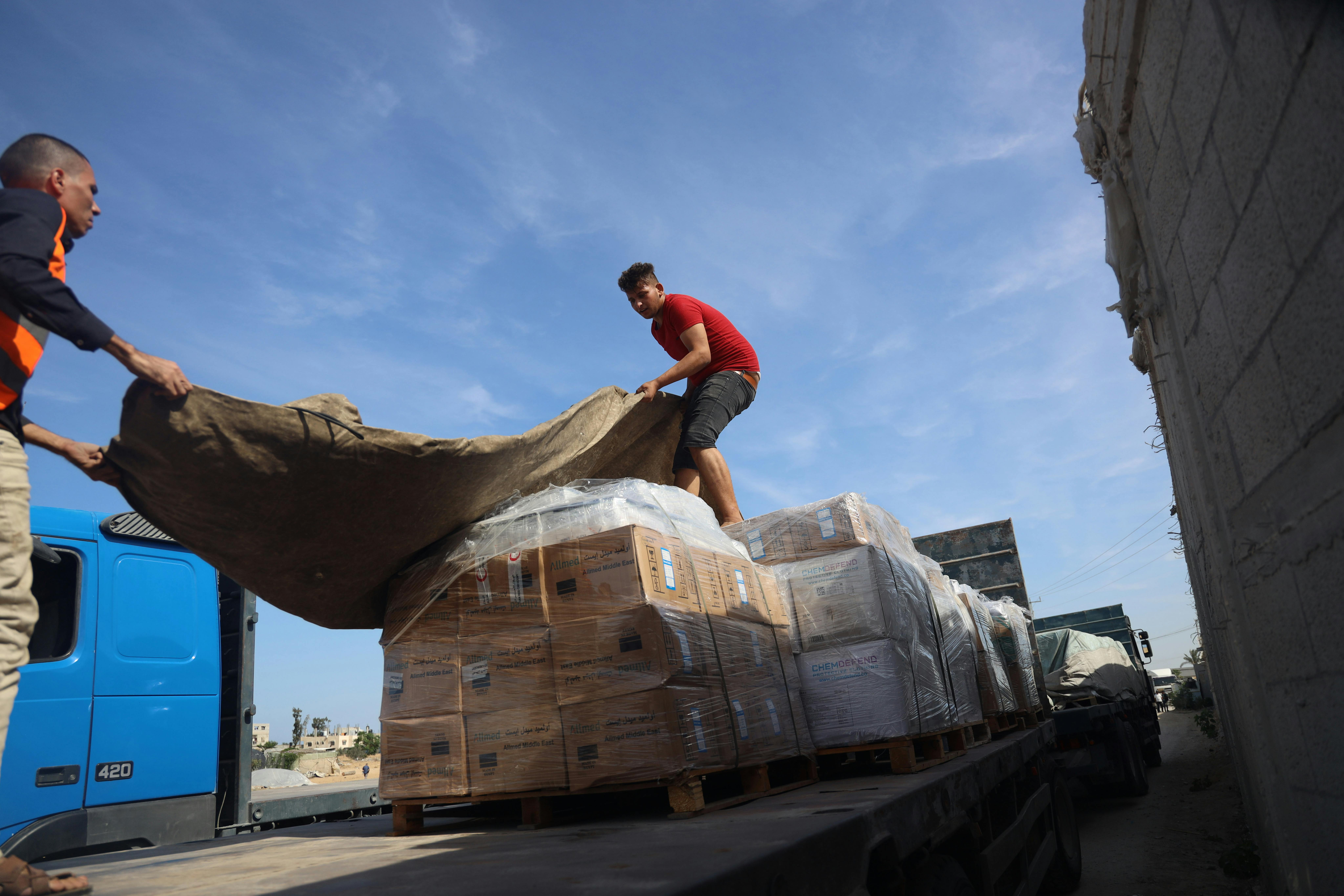 I convogli umanitari dell'UNICEF, dell'OMS, dell'UNFPA e della Mezzaluna Rossa hanno iniziato ad entrare nella Striscia di Gaza attraverso il valico di Rafah. Il carico consiste in beni salvavita, tra cui medicinali, forniture alimentari e acqua in bottiglia per la popolazione della Striscia di Gaza ​