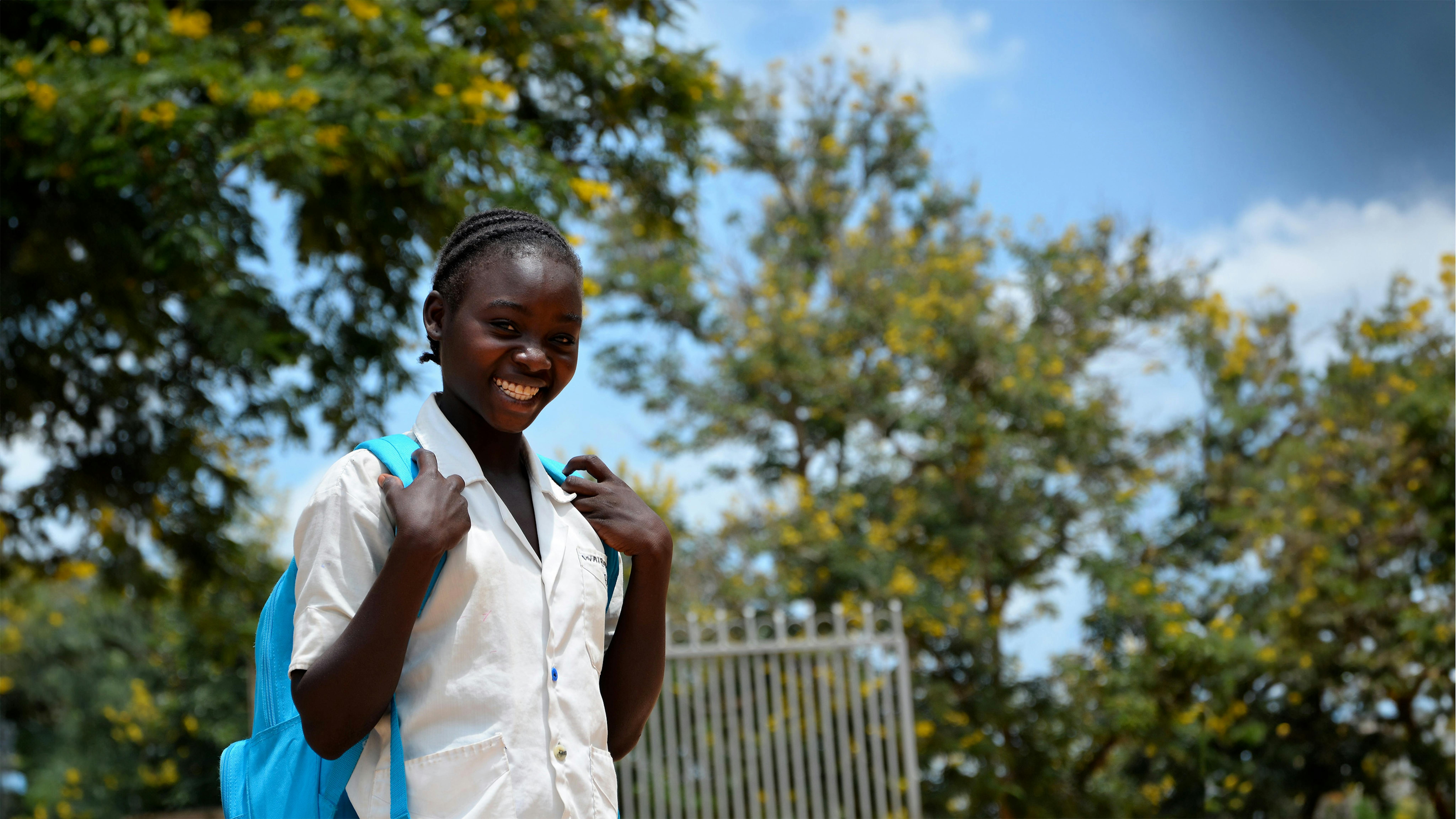 Camerun - una ragazza con lo zaino scuola