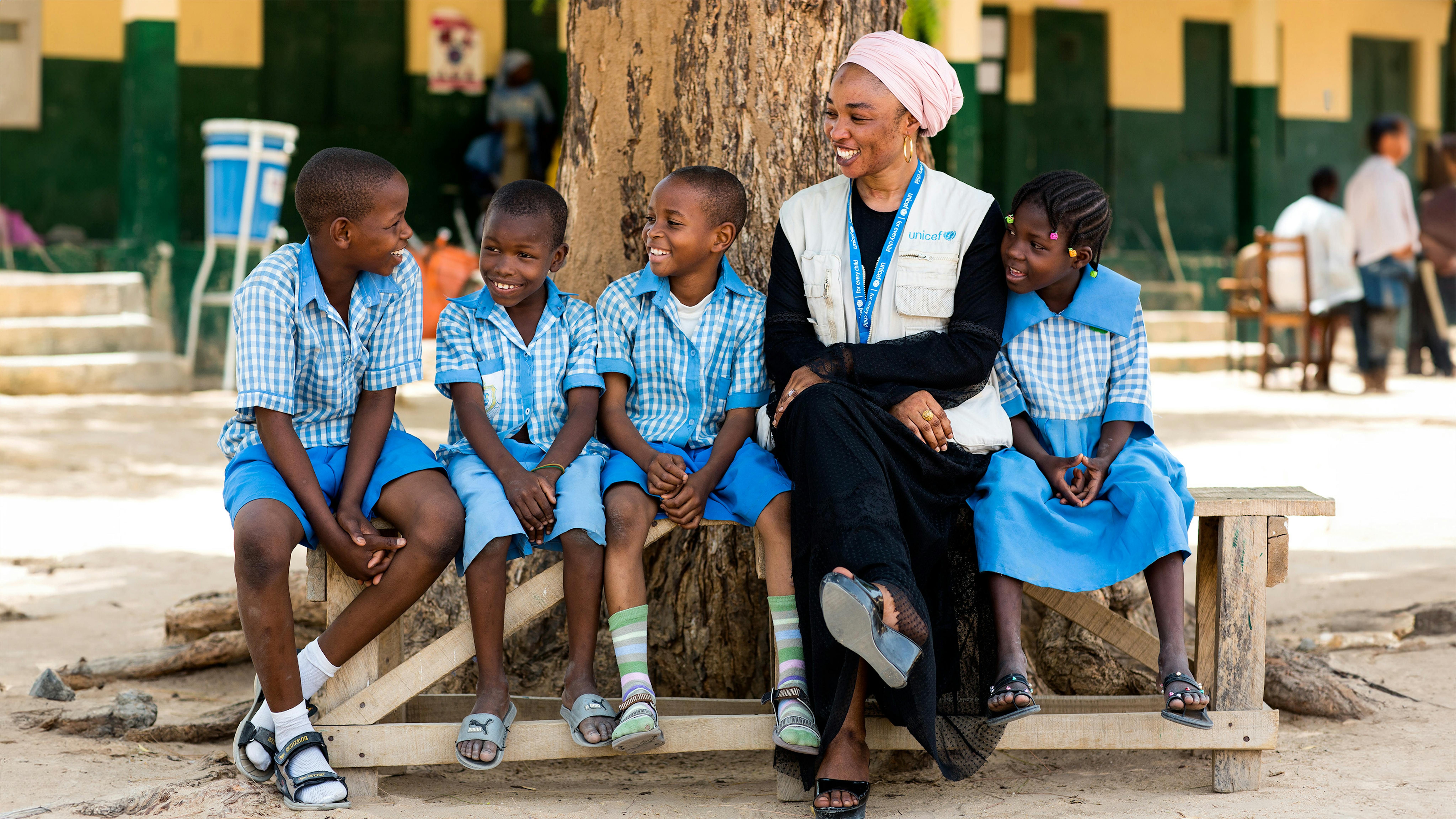 Rukaiya Abbas, funzionario dell'UNICEF Nigeria per l'istruzione, incontra gli studenti della Kulmsulum School di Maiduguri