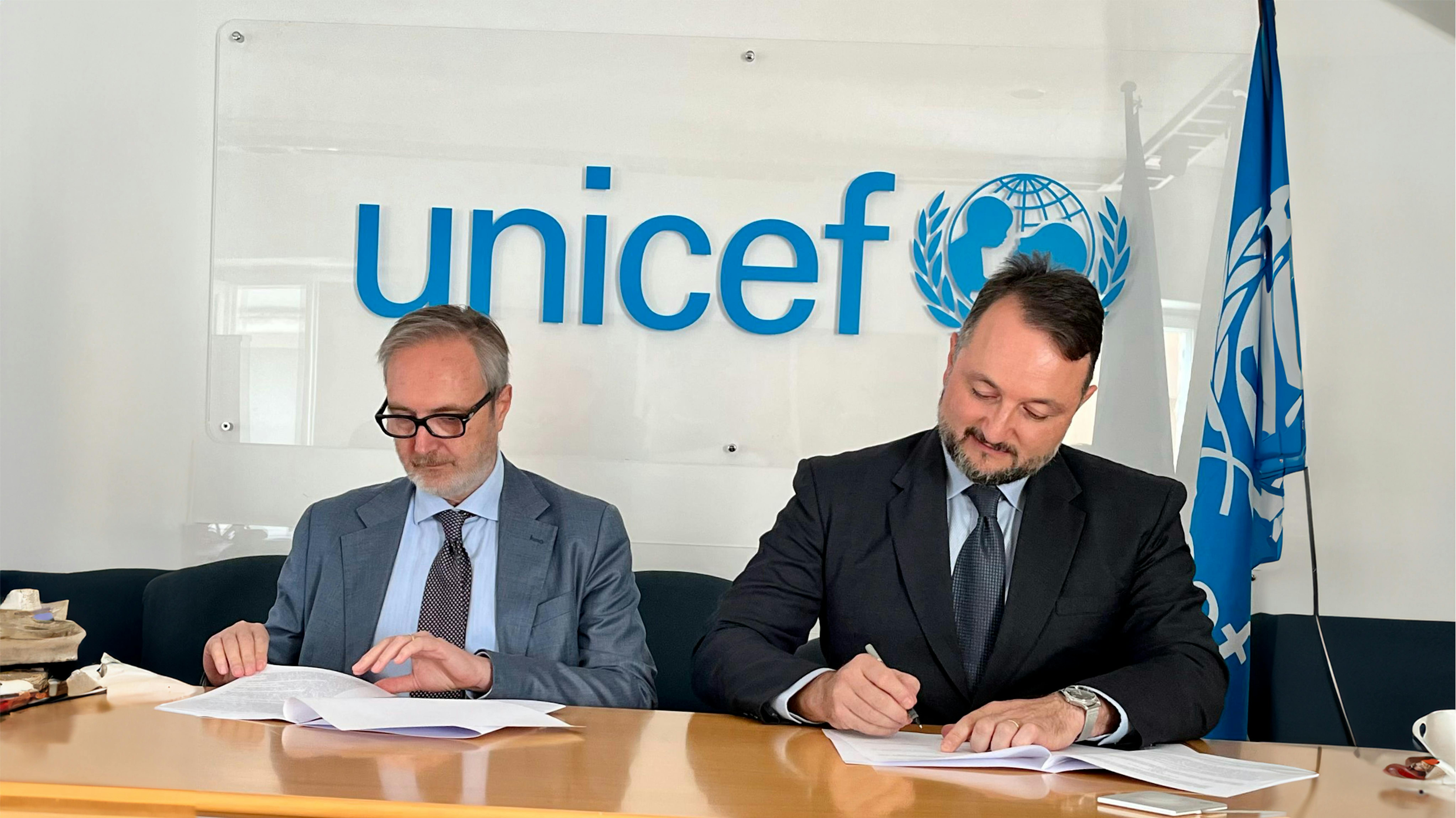 la firma del protocollo tra il Segretario Generale del Ministero della Salute, Giovanni Leonardi, e Nicola Dell’Arciprete, Coordinatore della Risposta UNICEF per l’Europa e l’Asia