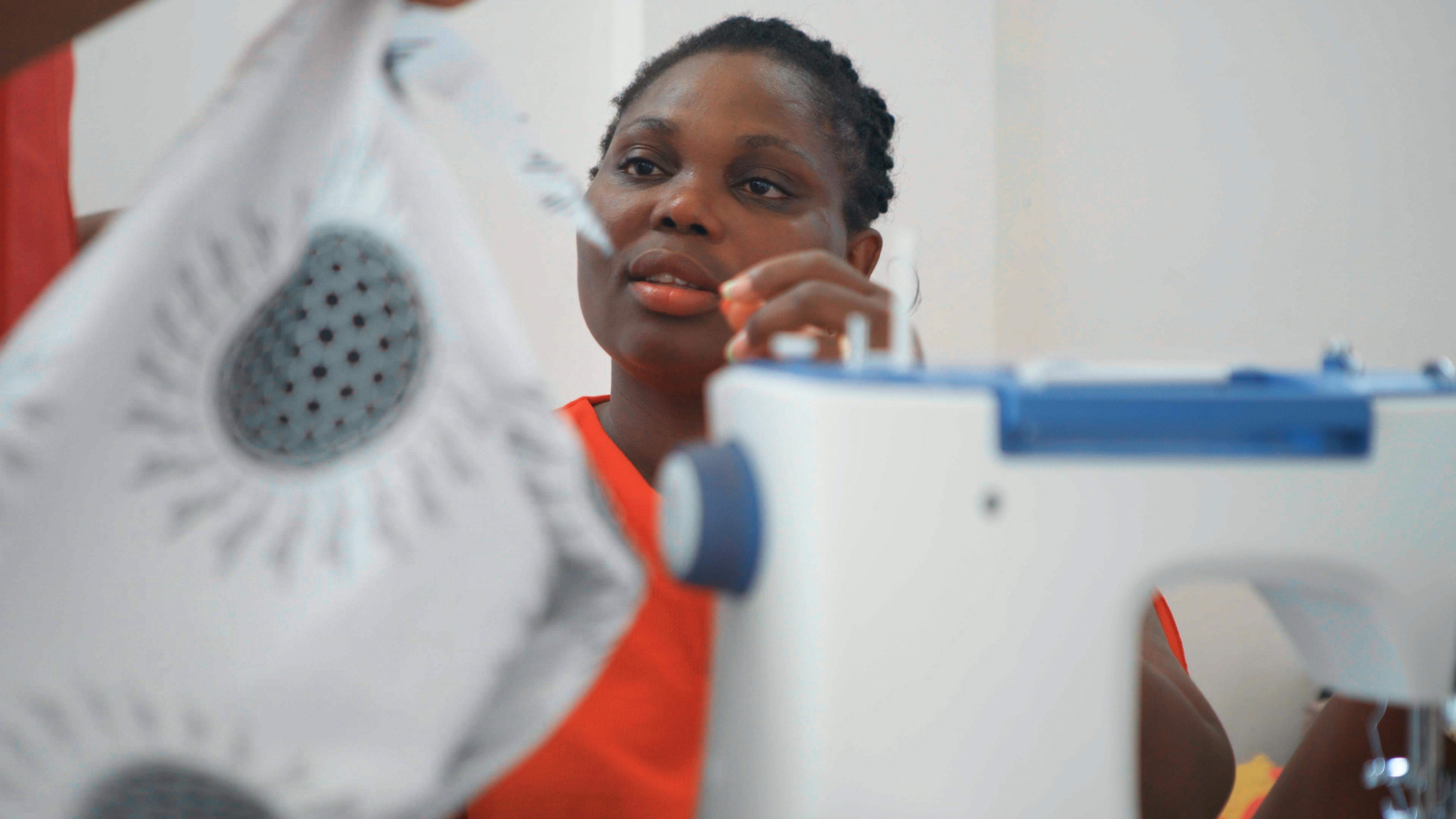 Palermo 2023: una donna segue il laboratorio di sartoria all'interno dello Women and Girls Safe Spaces