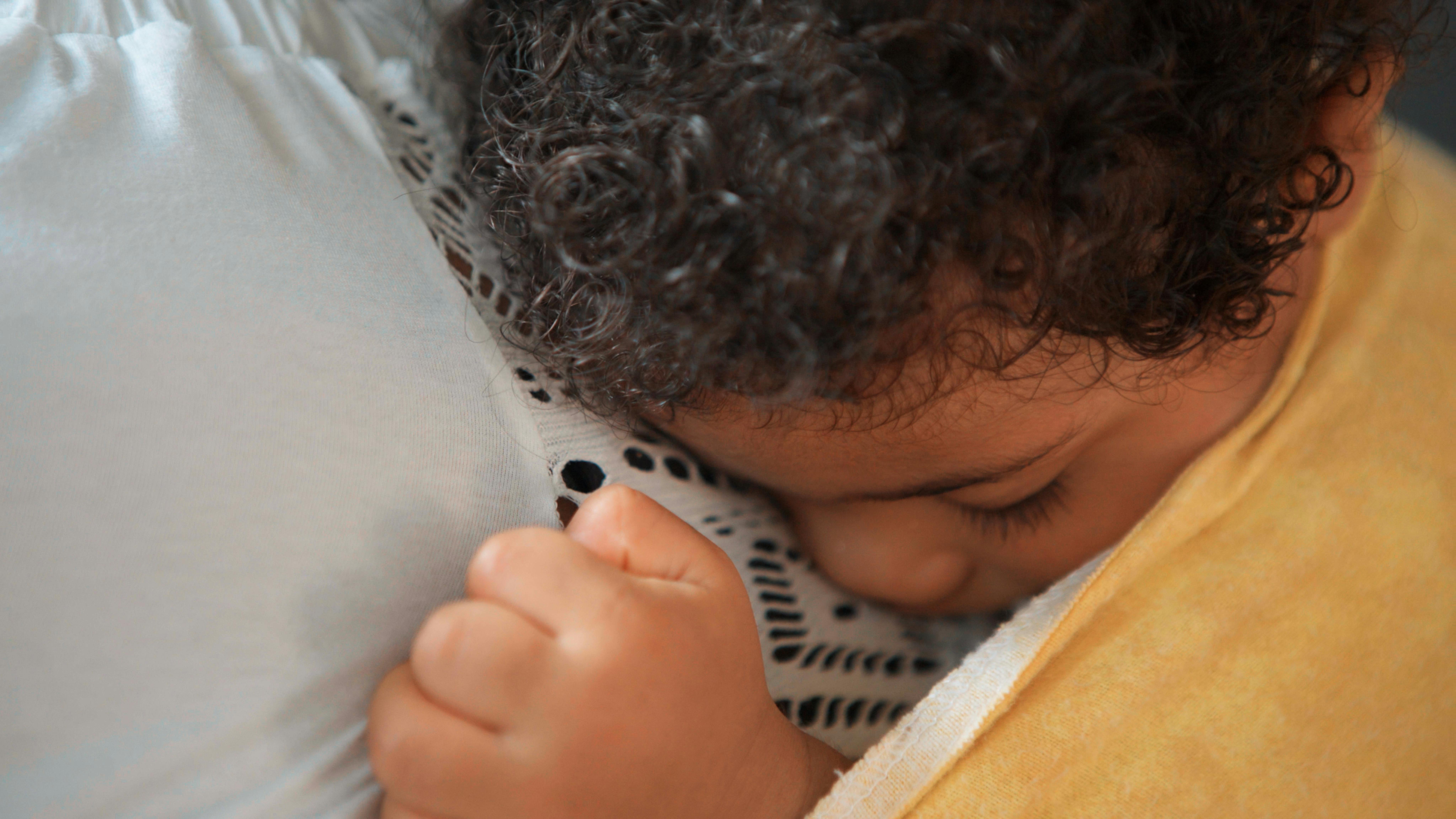 Palermo 2023: un bambino addormentato in braccio alla mamma, siamo nel Women and Girls Safe Spaces