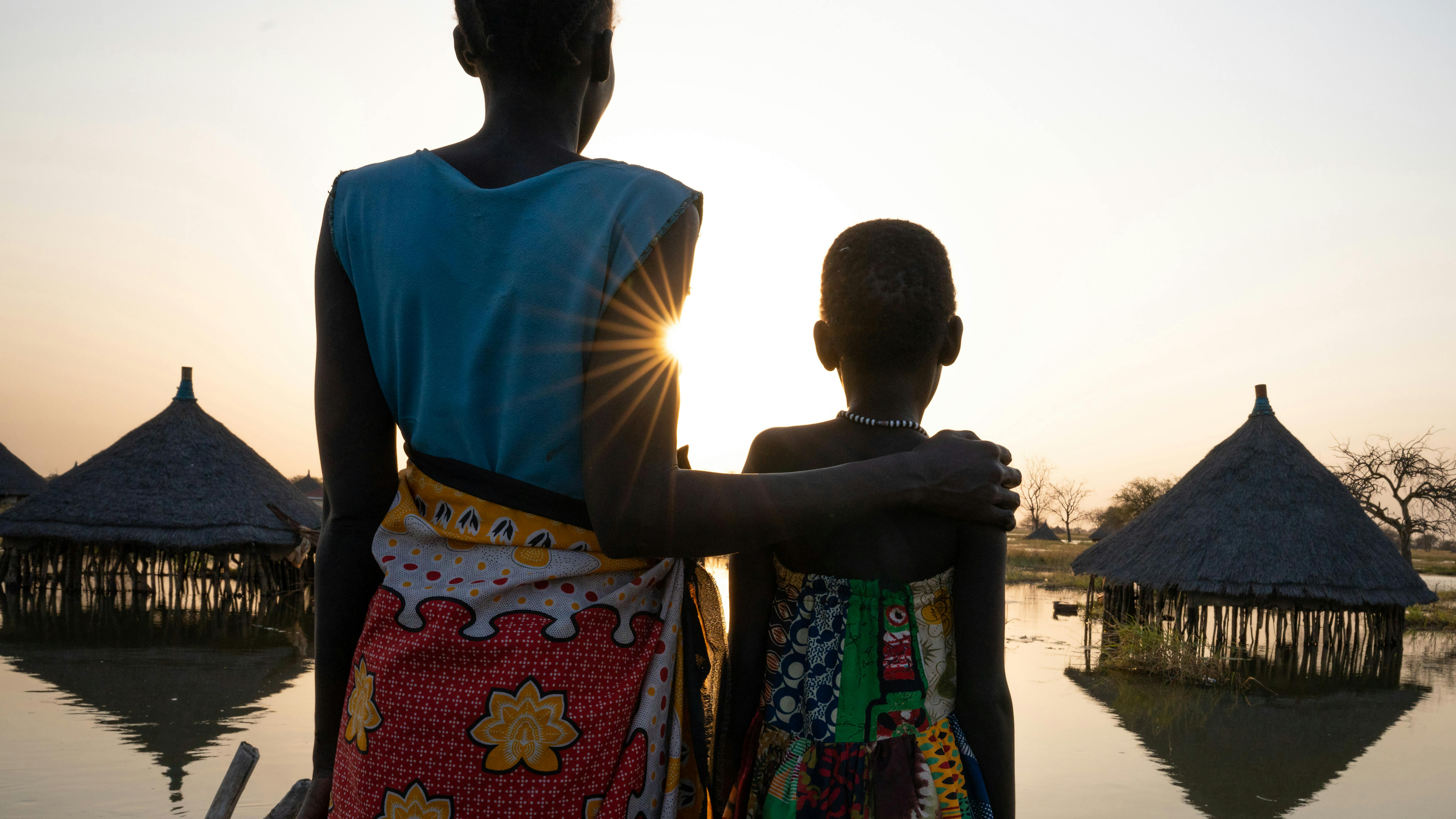 Sud Sudan Una madre e una figlia osservano le case sommerse a Panyagor, nel Twic East, nello stato di Jonglei