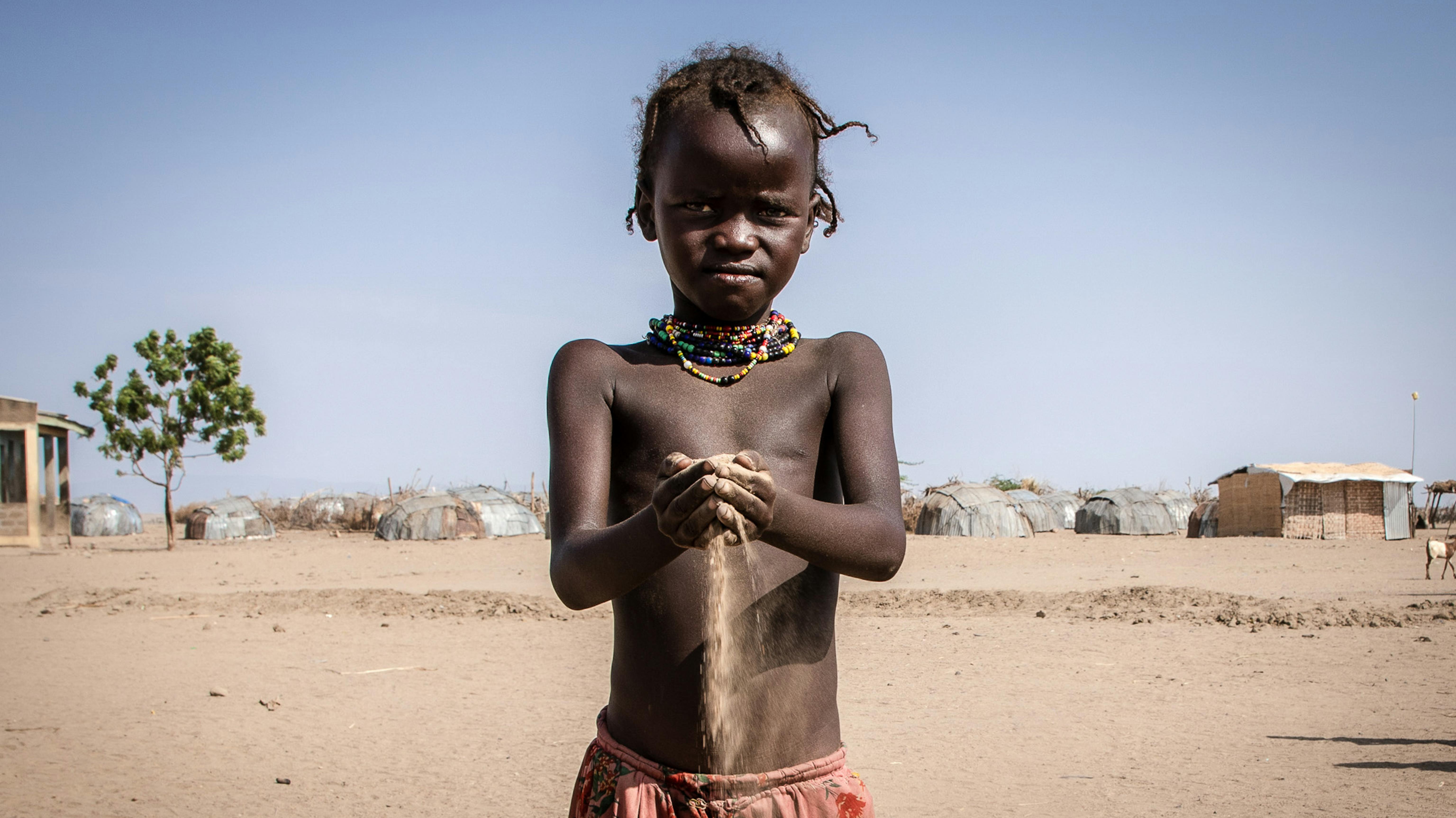 La sabbia scorre dalla mano di un bambino come attraverso una clessidra. A Libemuket, un gruppo di 5 villaggi situati nella regione SNNP dell'Etiopia