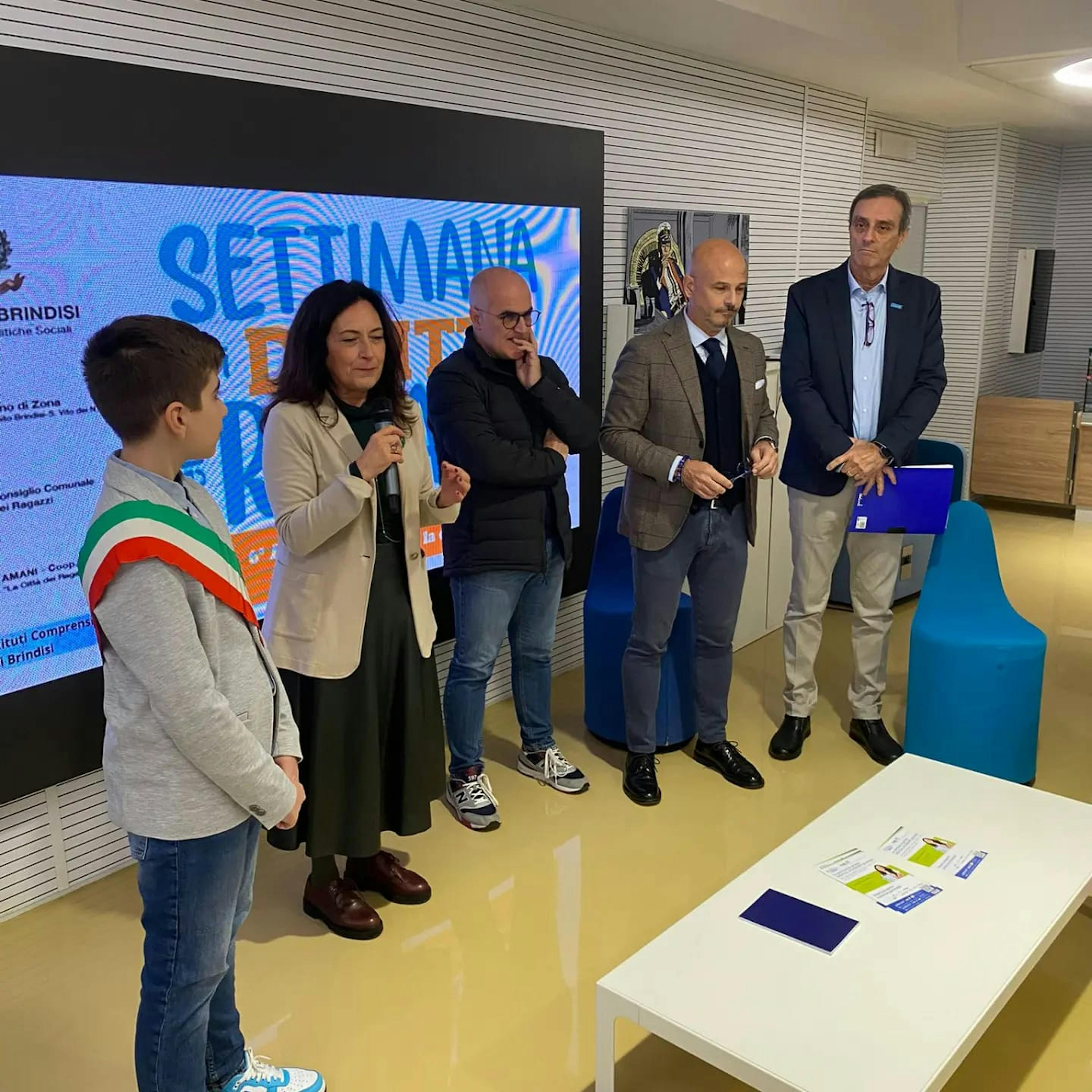 Il Sindaco dei Ragazzi Diego Caianiello, con l'Assessore comunale all'Istruzione Ernestina Sicilia,  il Presidente della Cooperativa Sociale Amani Salvatore Licchello, l'Amministratore della Santa Teresa Giovanni Luca Aresta e il Presidente del Comitato provinciale UNICEF Raffaele Romano