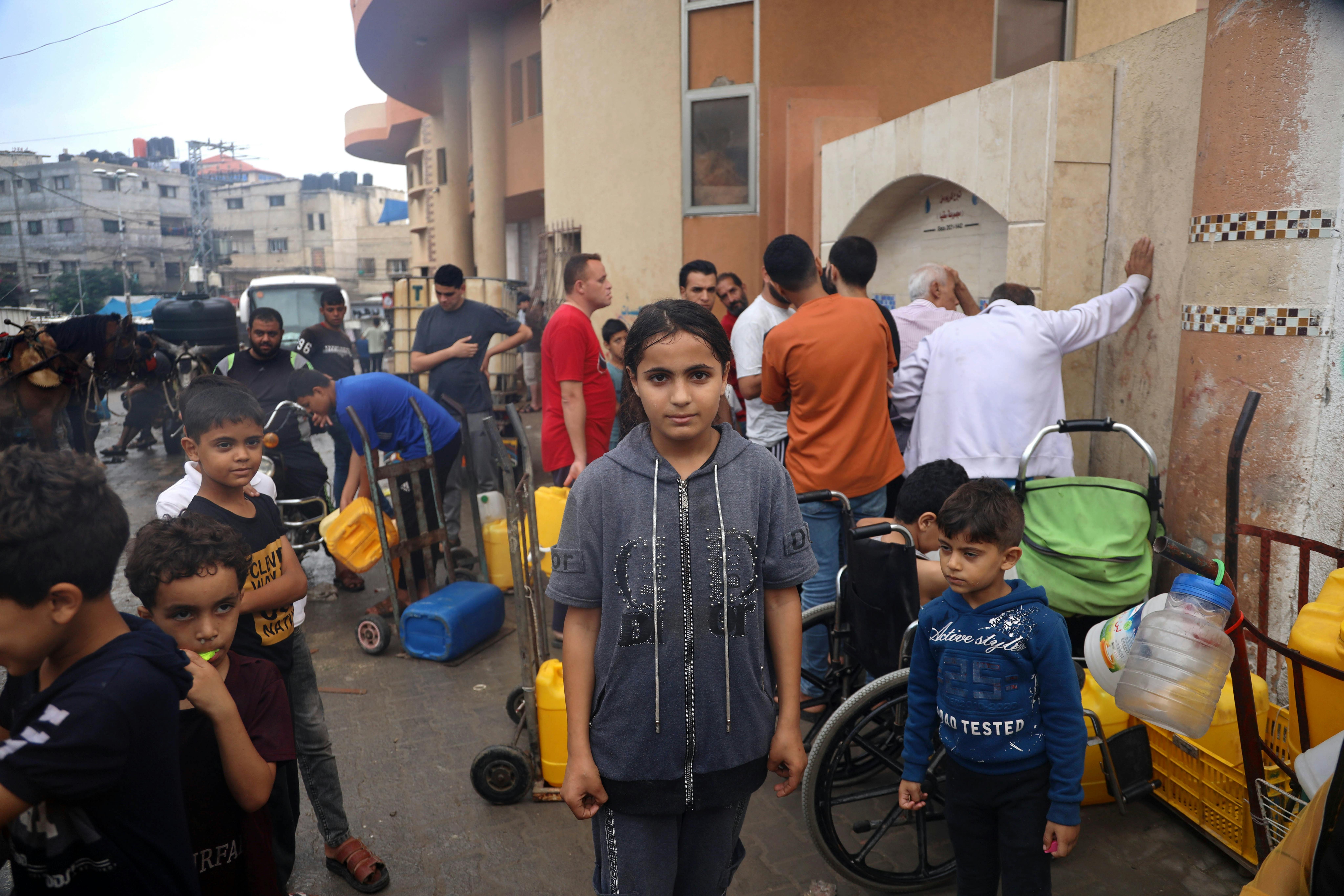 Wafaa Jundiah, di Gaza, trasporta boccioni di plastica vuoti per riempirli di acqua potabile per la giornata. “Ho perso la mia casa e i miei due fratelli. Vorrei tornare a casa nostra, anche se le possibilità che torneremo indietro sono poche. Non saremo mai più interi, tutti stanno perdendo i propri cari”.