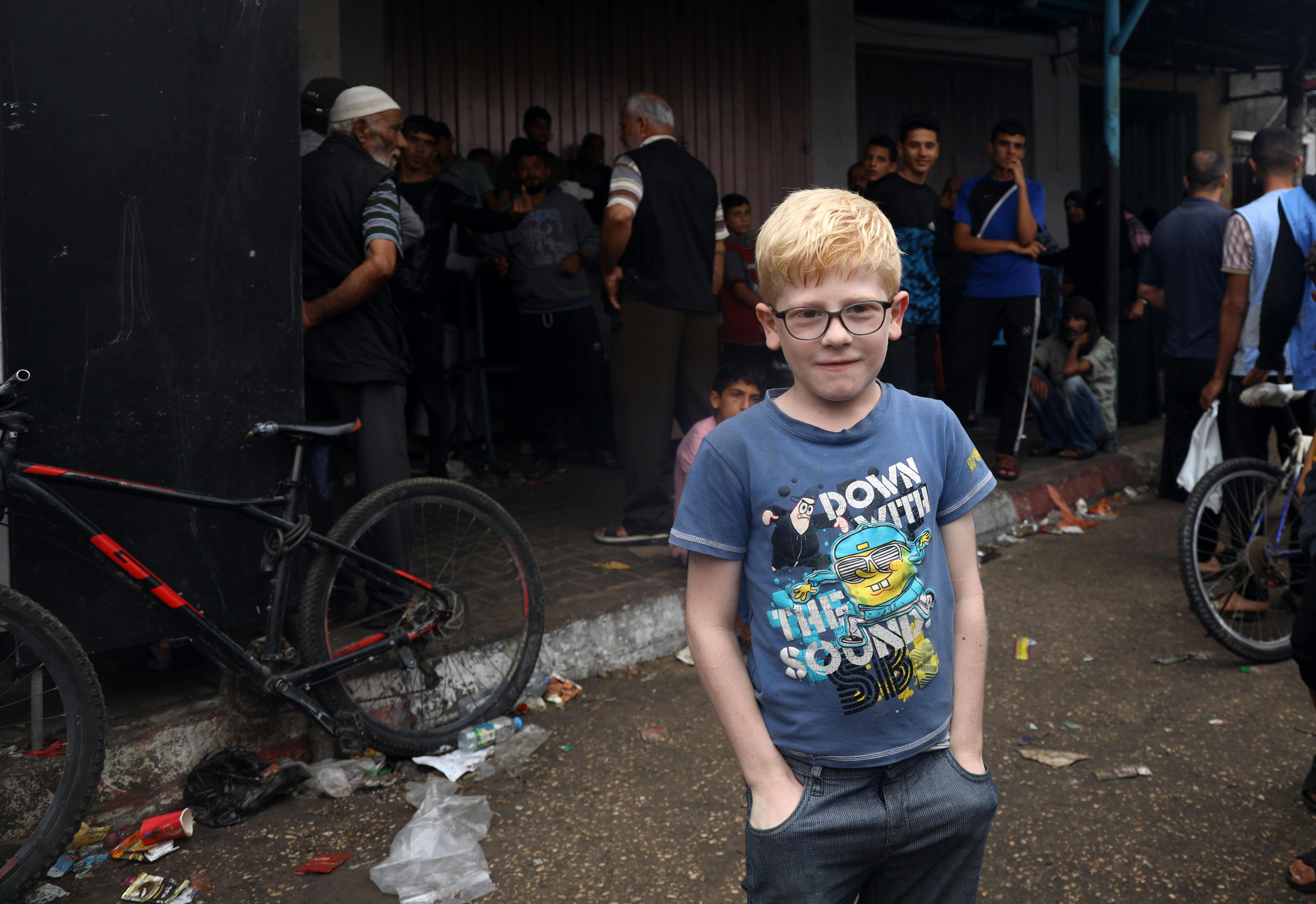 Kenan Bilbasi ha 10 anni, proviene dalla città di Rafah. Sta aspettando pazientemente il suo turno nella panetteria della zona. “Aspetto in fila dalle 6 del mattino solo per portare a casa un po’ di pane per oggi. A volte non torno dalla mia famiglia prima di 5 o 6 ore”.