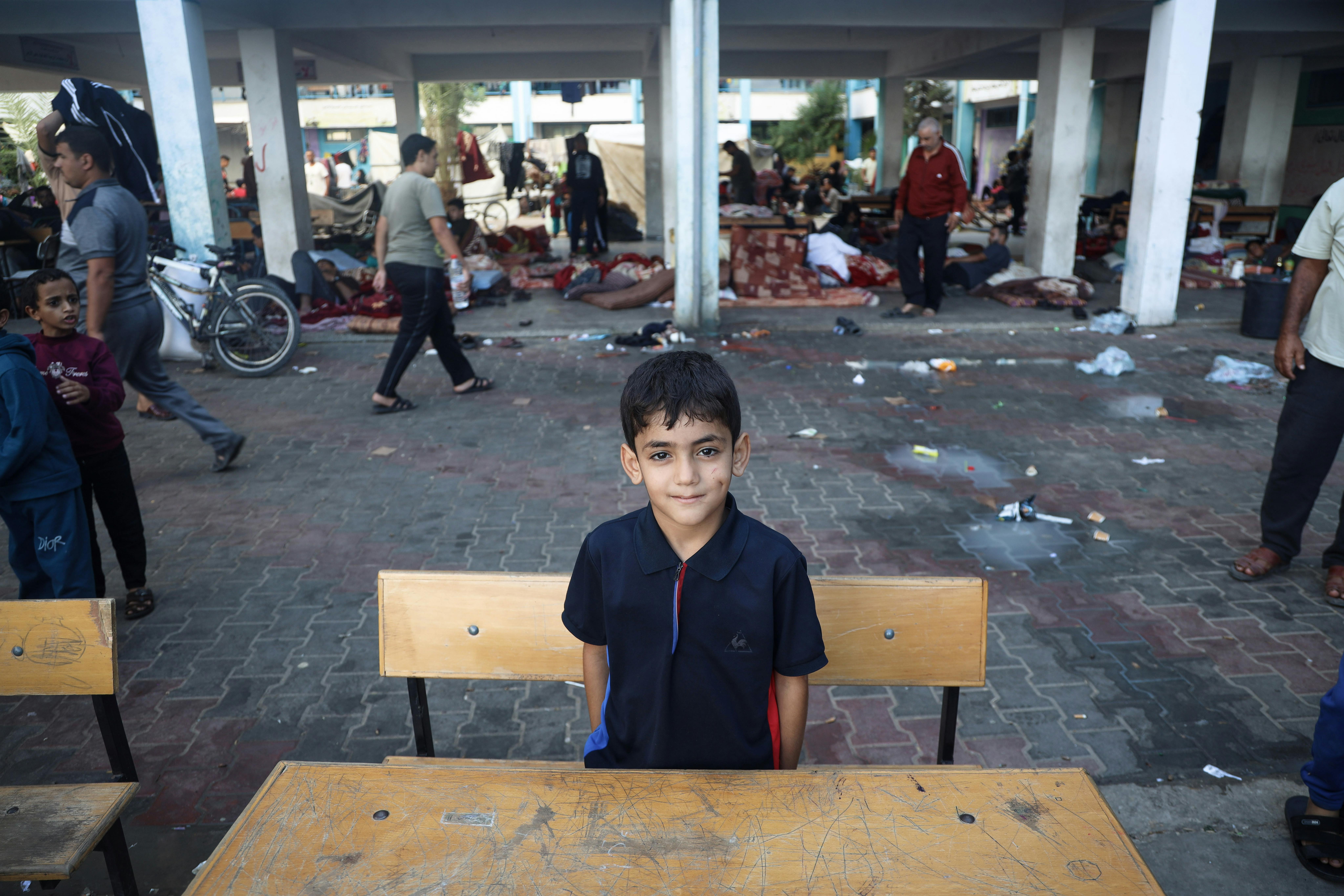 Ahmad, 10 anni, è seduto sul banco di scuola in uno dei rifugi nella città di Khan Younis, nella Striscia di Gaza. Non avrei mai immaginato che sarei stato seduto al mio banco da sfollato, amavo la mia scuola e le lezioni, ma non credo che amerò ancora la scuola dopo tutto questo".