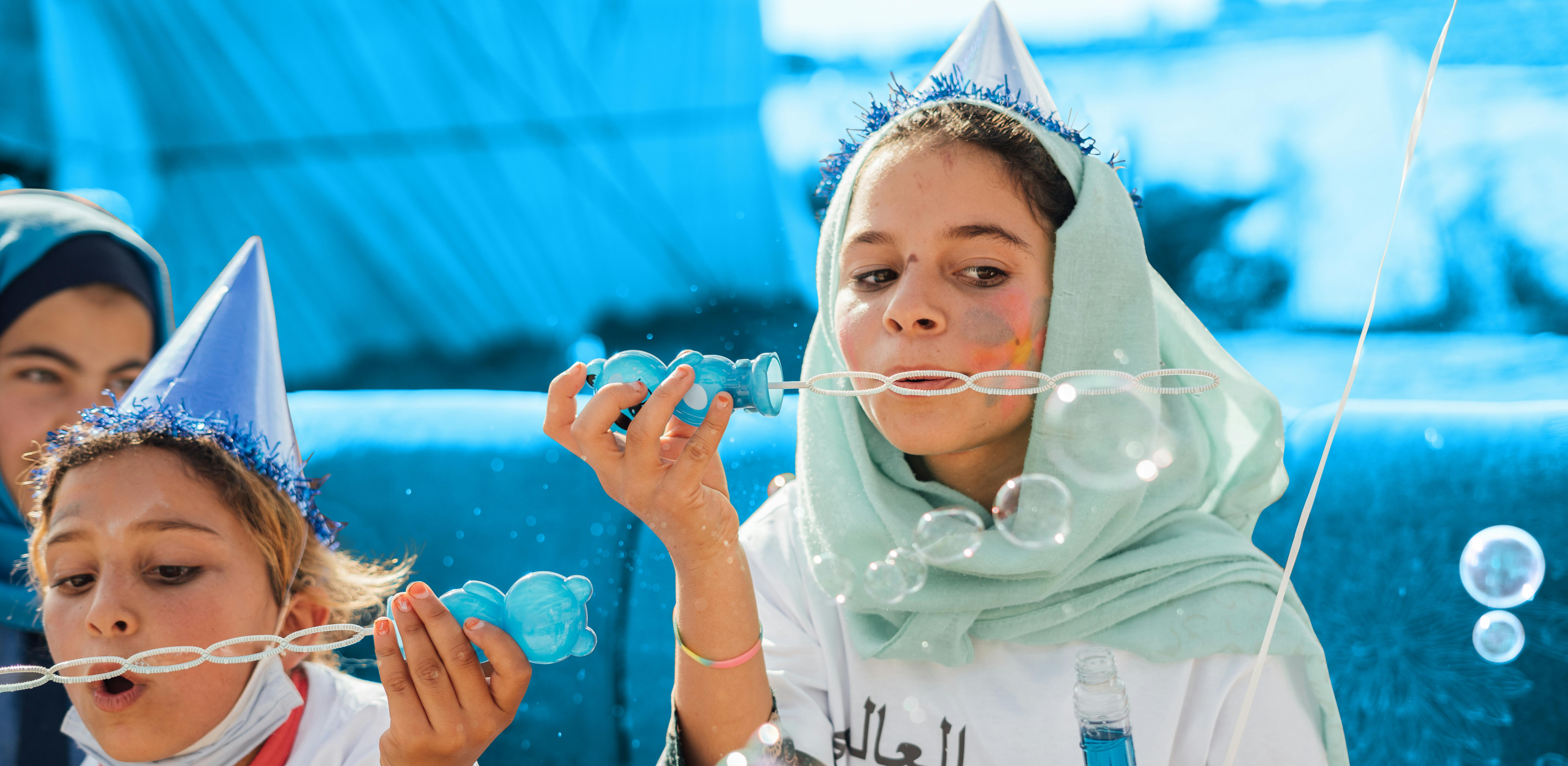 Giordania, i bambini si tingono di blu per celebrare i diritti dell’infanzia! 20 ragazze e ragazzi di un centro Makani sostenuto dall’UNICEF festeggiano nell'insediamento informale alla periferia di Amman