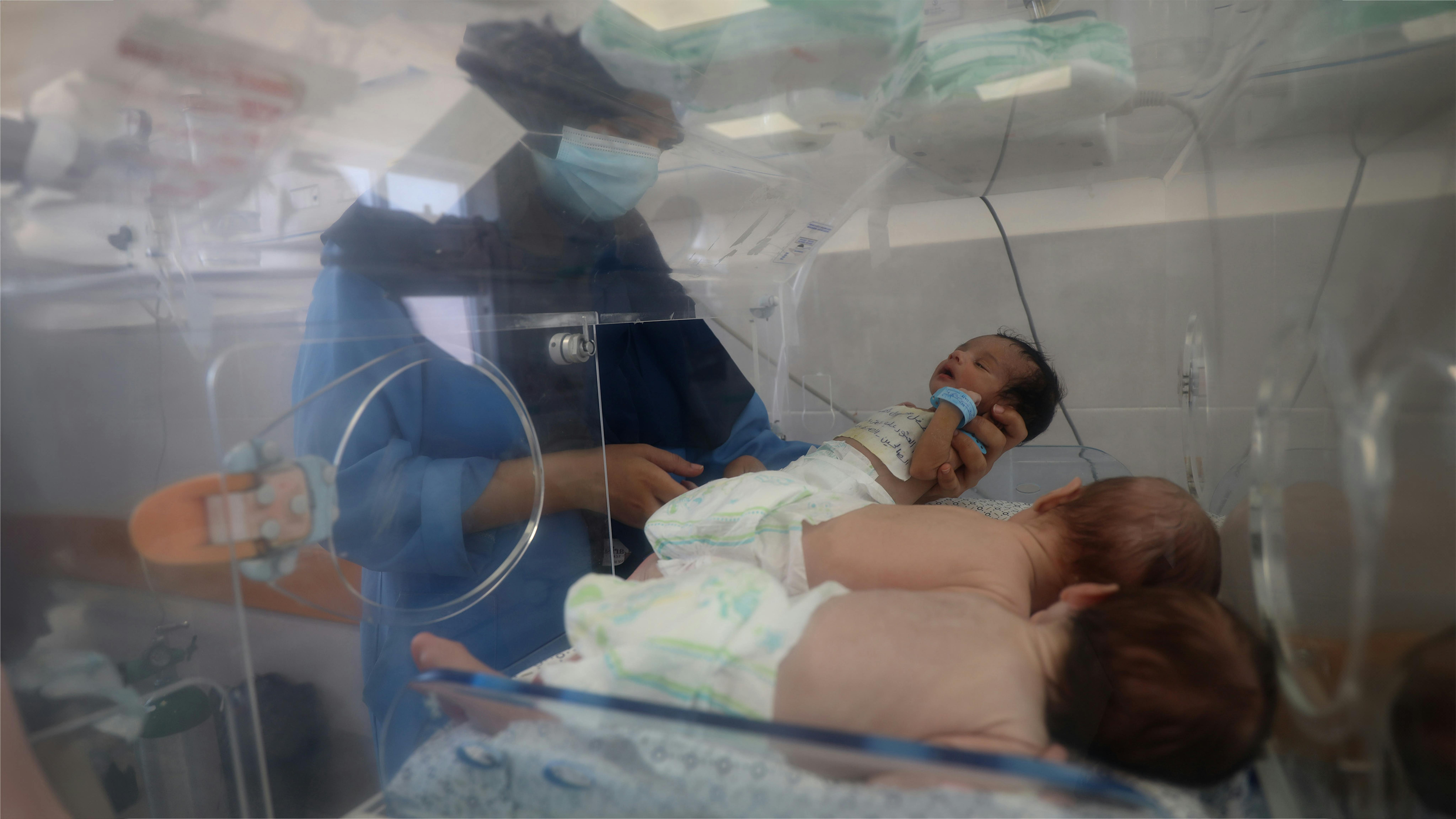 I bambini salvati dall’ospedale Al-Shifa, nel nord di Gaza, vengono trasferiti all’ospedale Al-Helal Al-Emarati di Rafah, nel sud della Striscia.