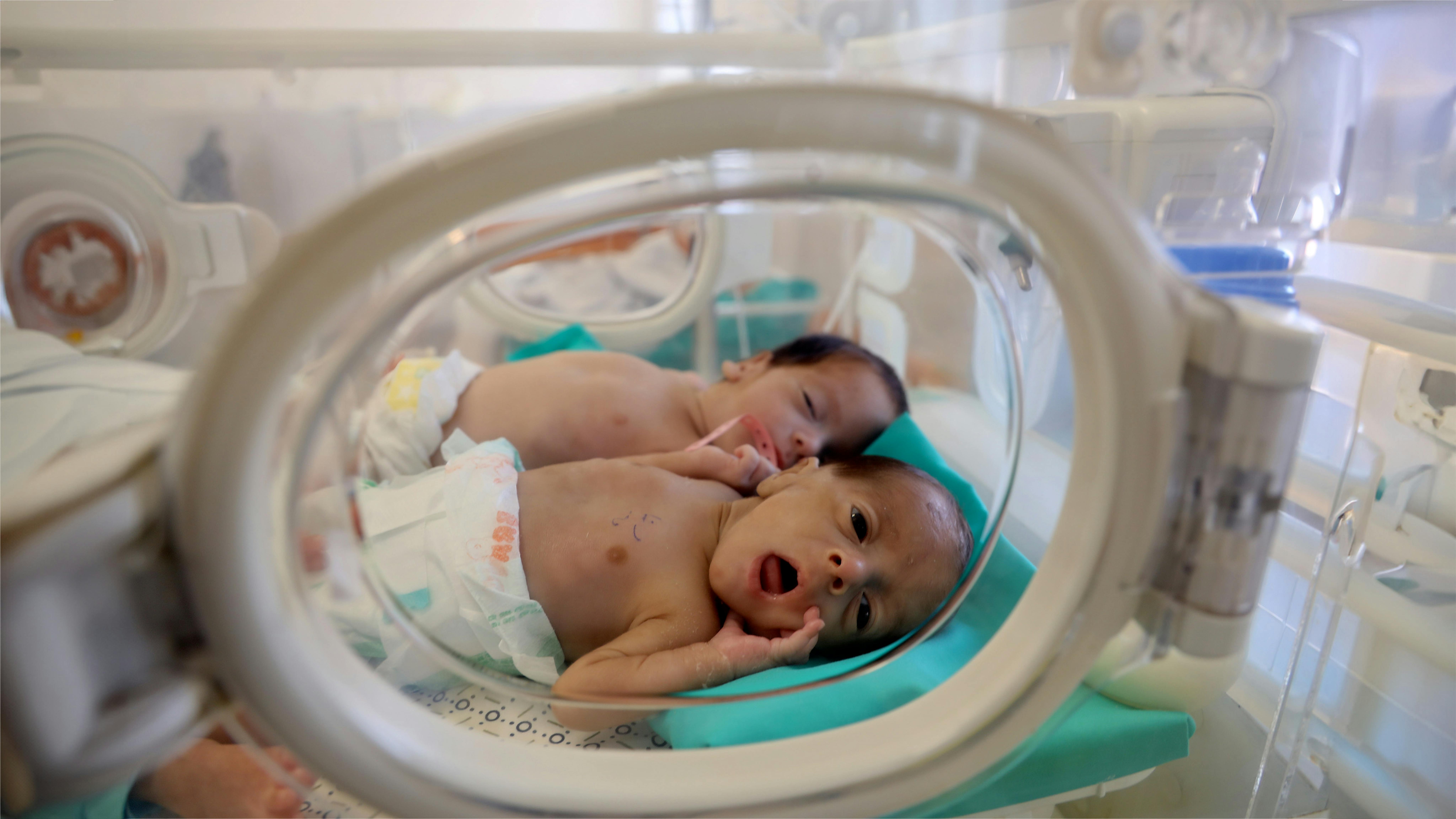 I bambini salvati dall’ospedale Al-Shifa, nel nord di Gaza, vengono trasferiti all’ospedale Al-Helal Al-Emarati di Rafah, nel sud della Striscia.