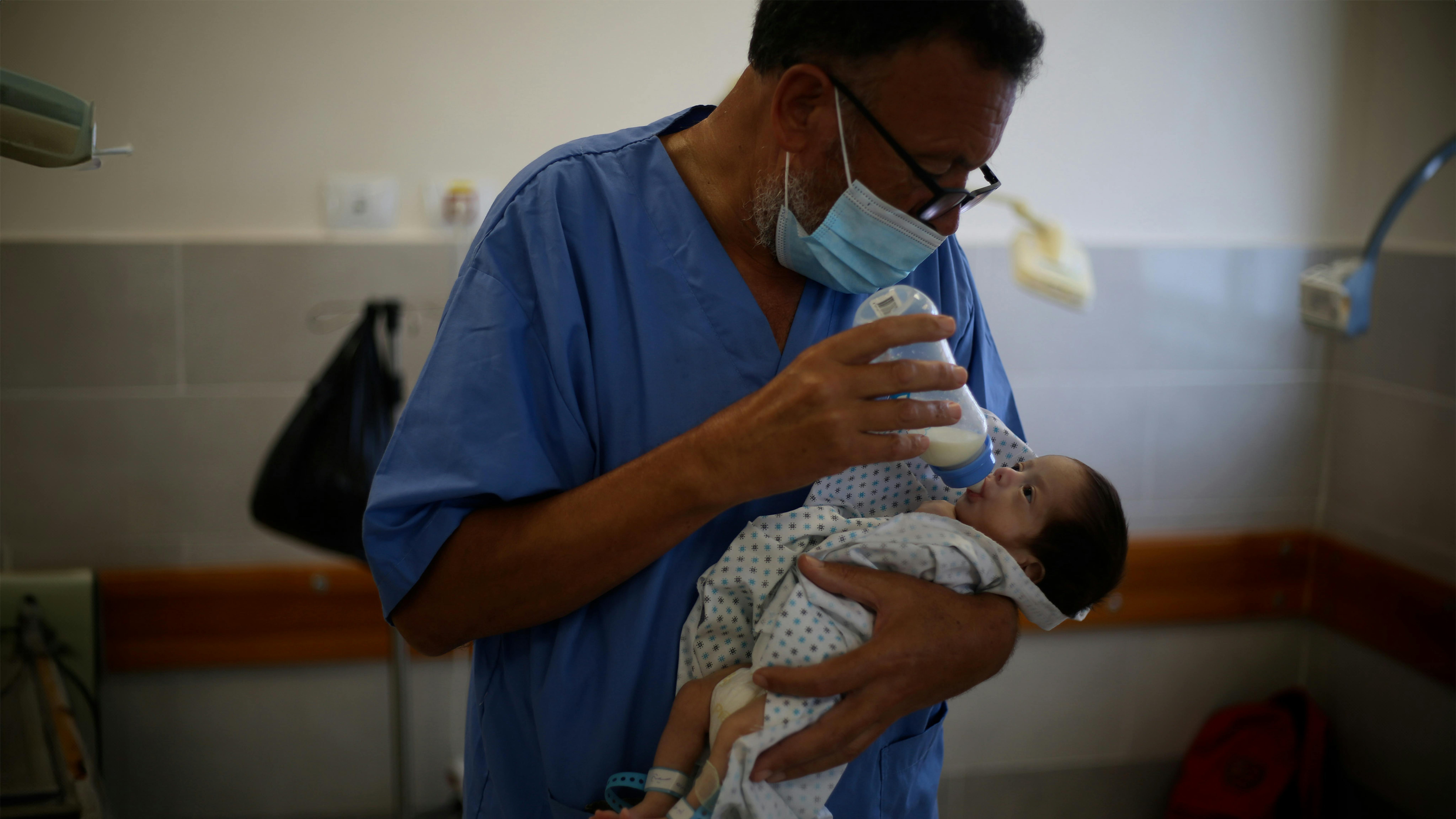I bambini salvati dall’ospedale Al-Shifa, nel nord di Gaza, vengono trasferiti all’ospedale Al-Helal Al-Emarati di Rafah, nel sud della Striscia.