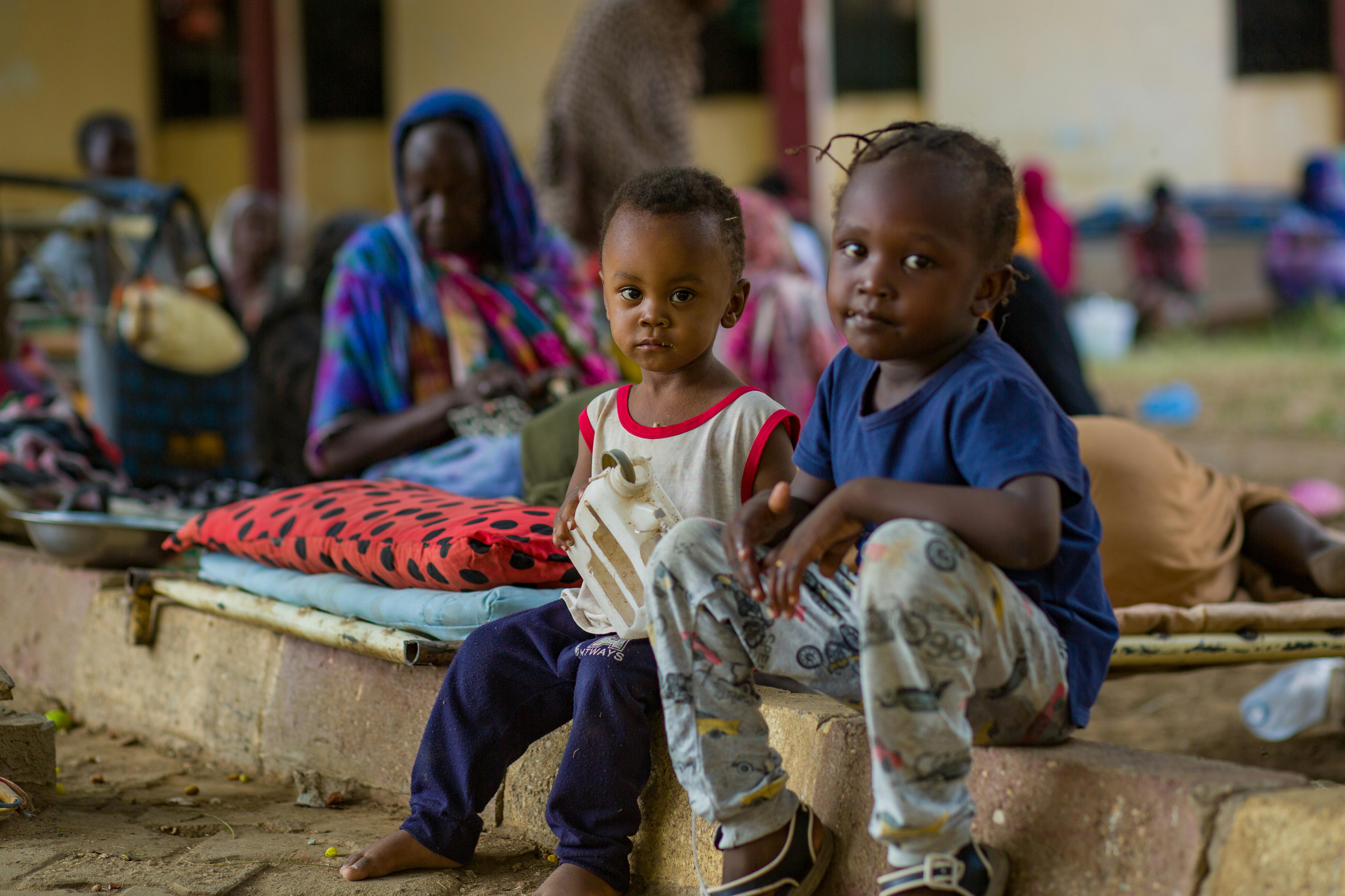 Sudan I bambini sfollati in un centro di raccolta a Madani,