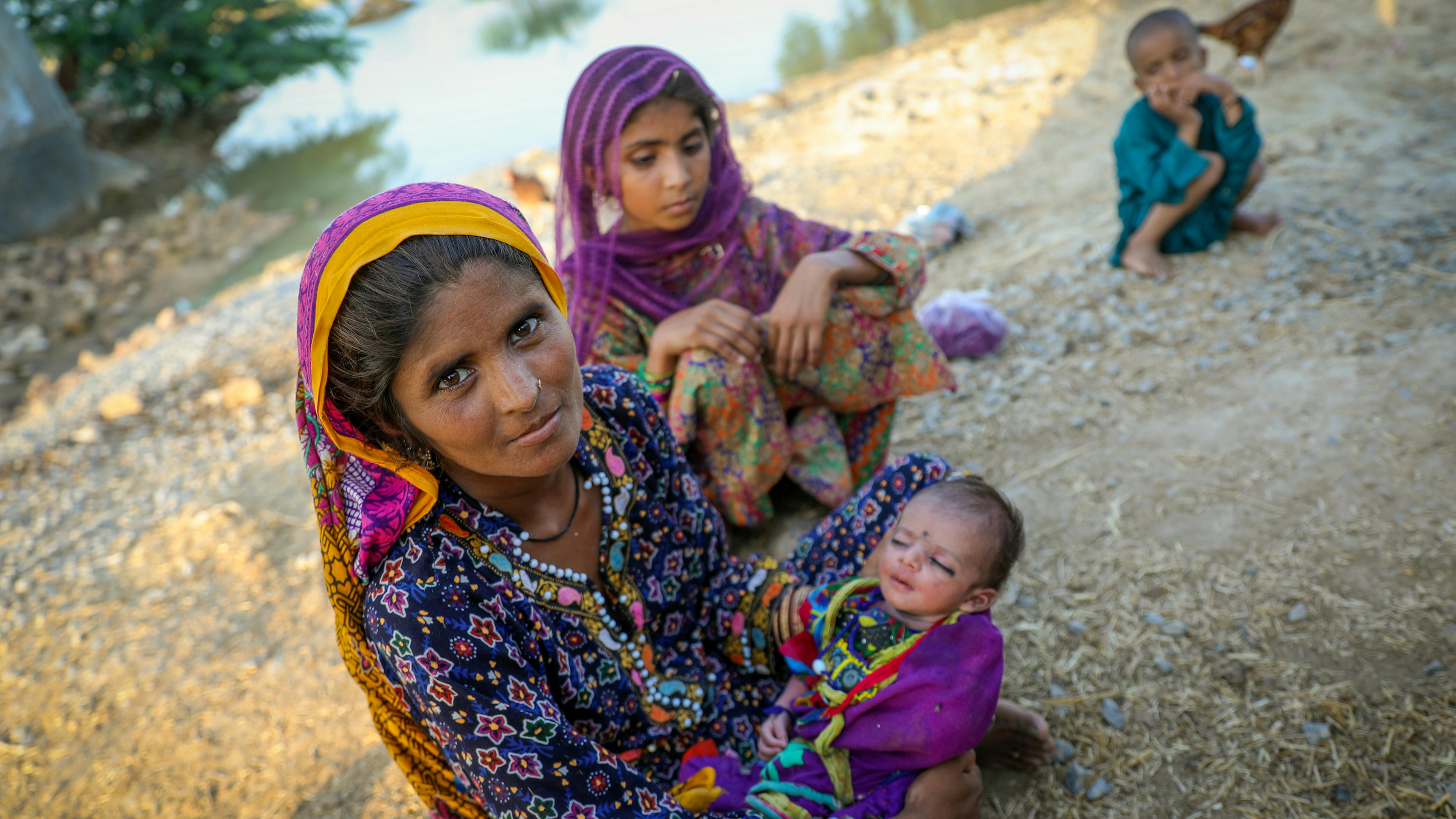 Bakhtawar e i suoi quattro figli, si rifugiano sul ciglio della strada nella provincia del Sindh, in Pakistan, dopo essere fuggiti. la loro casa colpita dall'alluvione