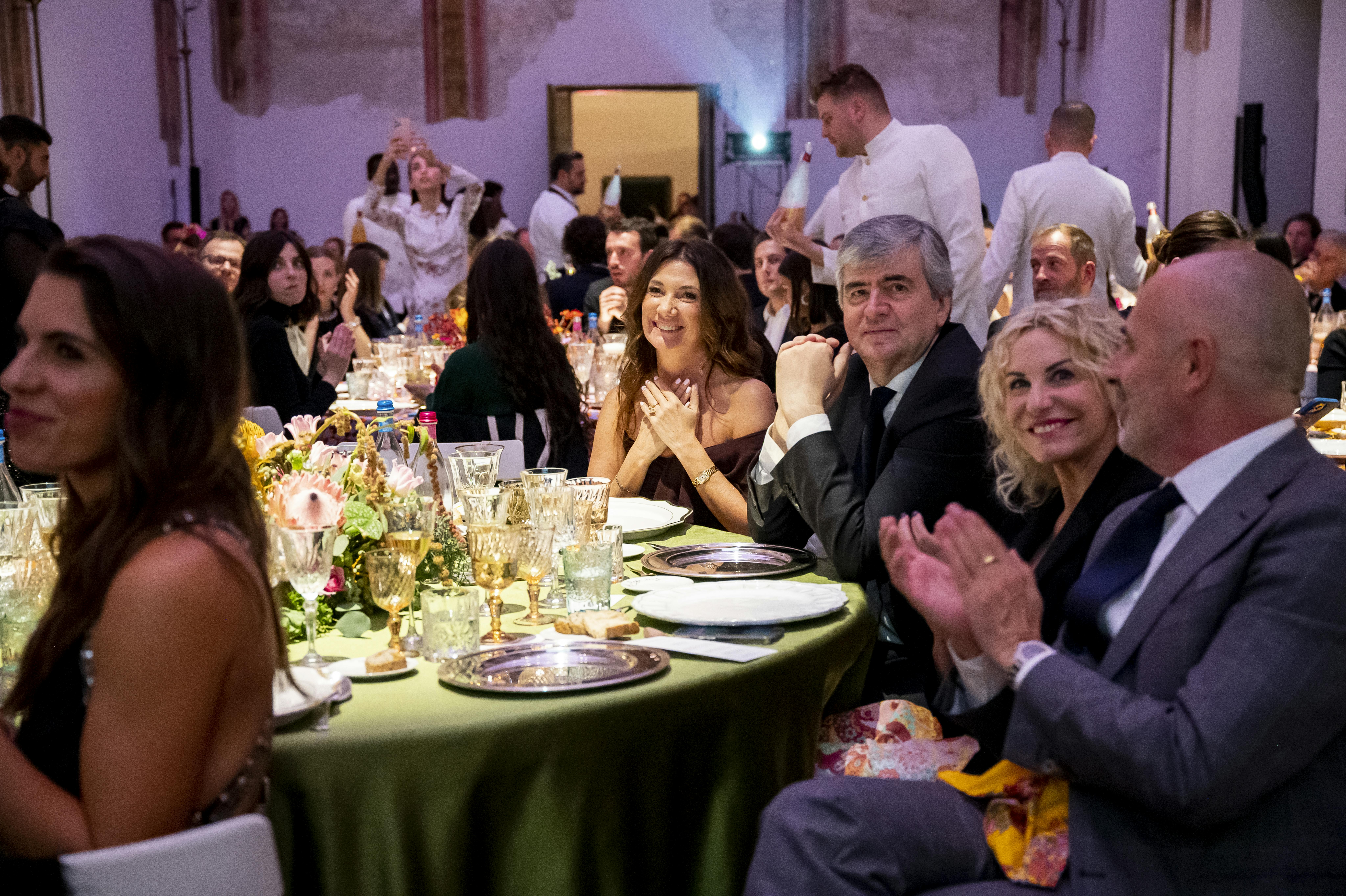 Tavola Rasa, l'evento organizzato da La Cucina Italiana e UNICEF. sulla destra Antonella Clerici, Gianmarco Mazzi e Maddalena Fossati