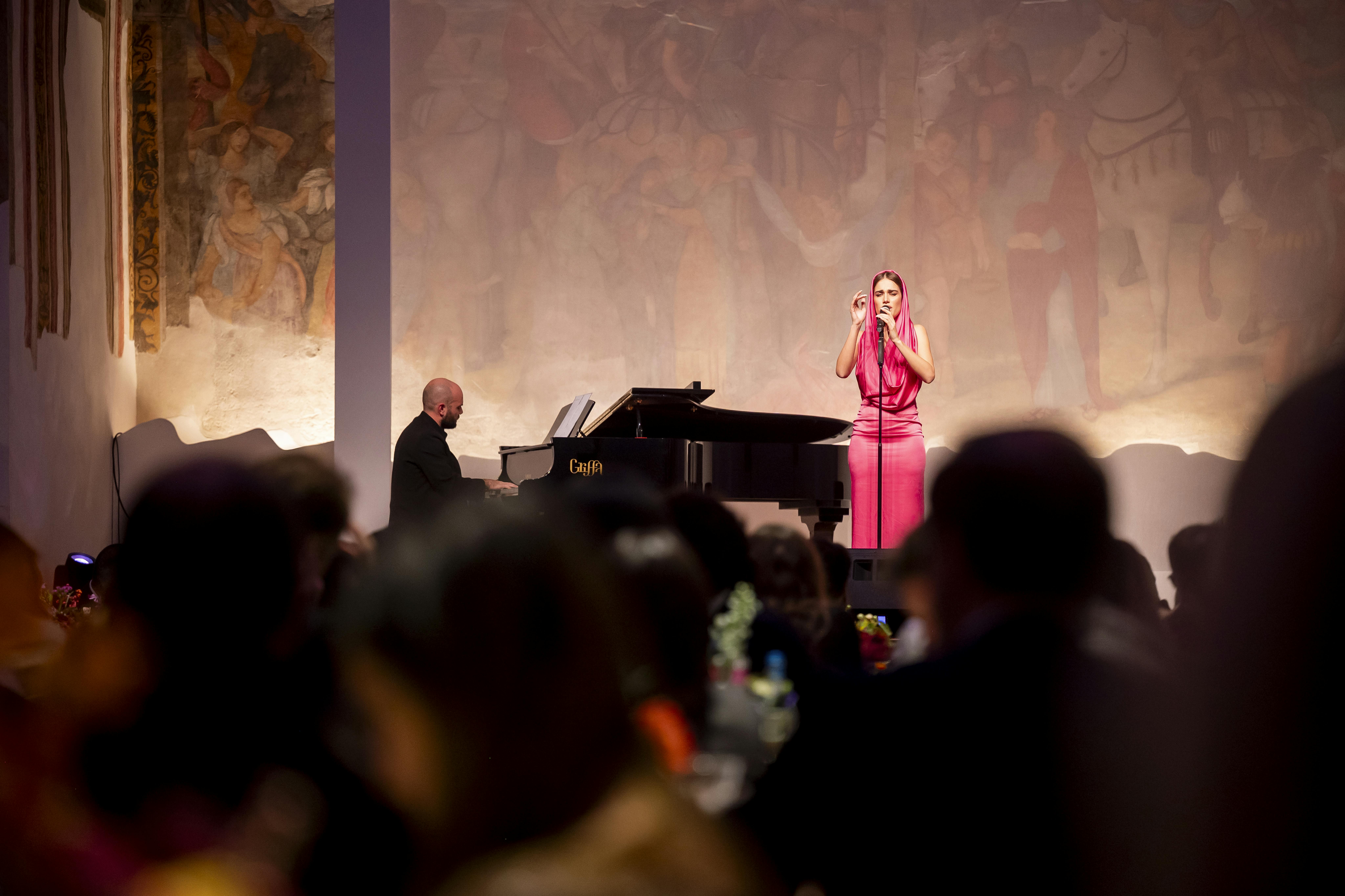 Tavola Rasa, evento organizzato da La Cucina Italiana e UNICEF, esibizione di Clara e Leo Einaudi