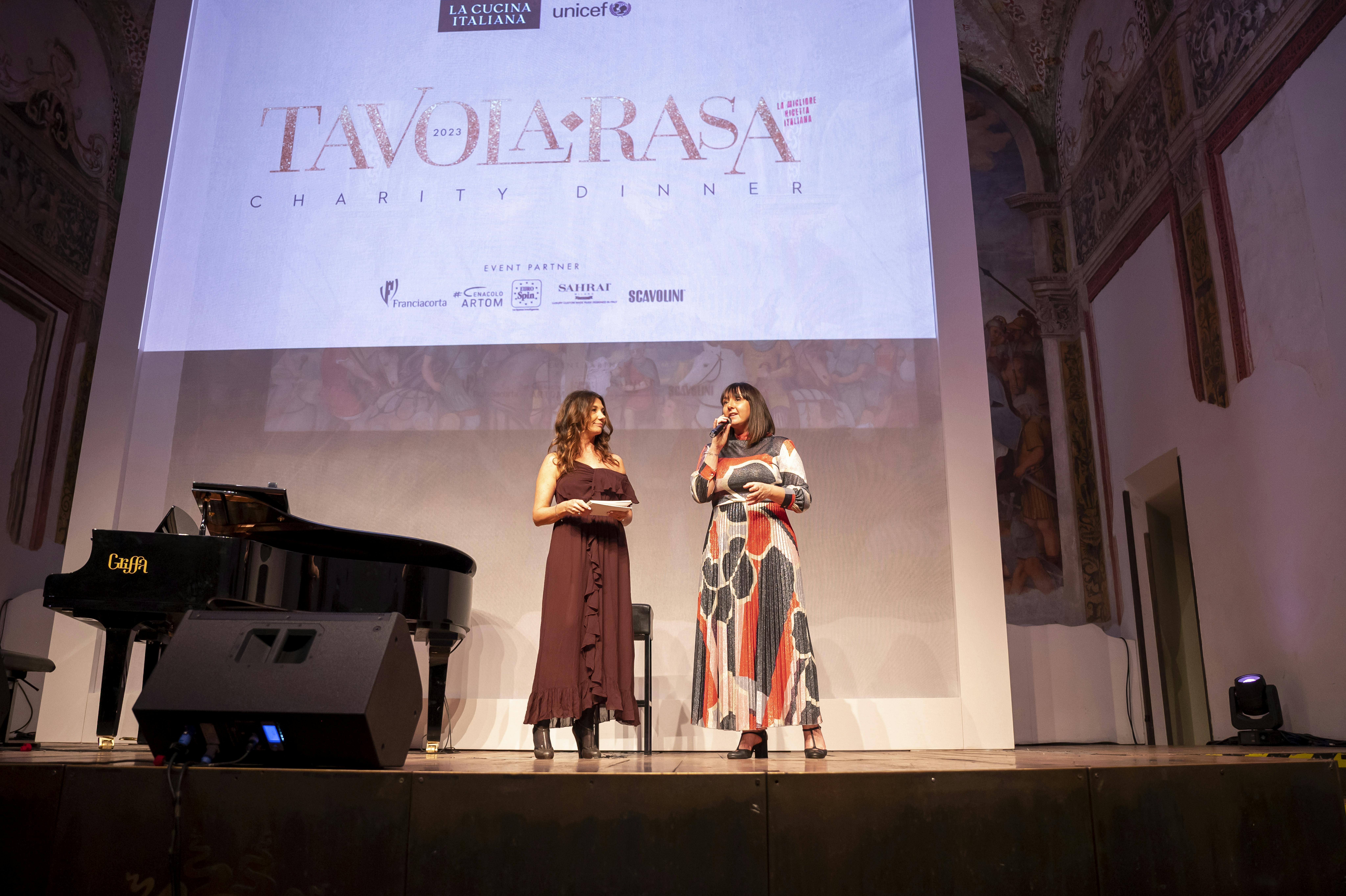 Tavola Rasa, sul palco Maddalena Fossati direttrice La cucina italiana e Elisabetta Della Croce staff UNICEF