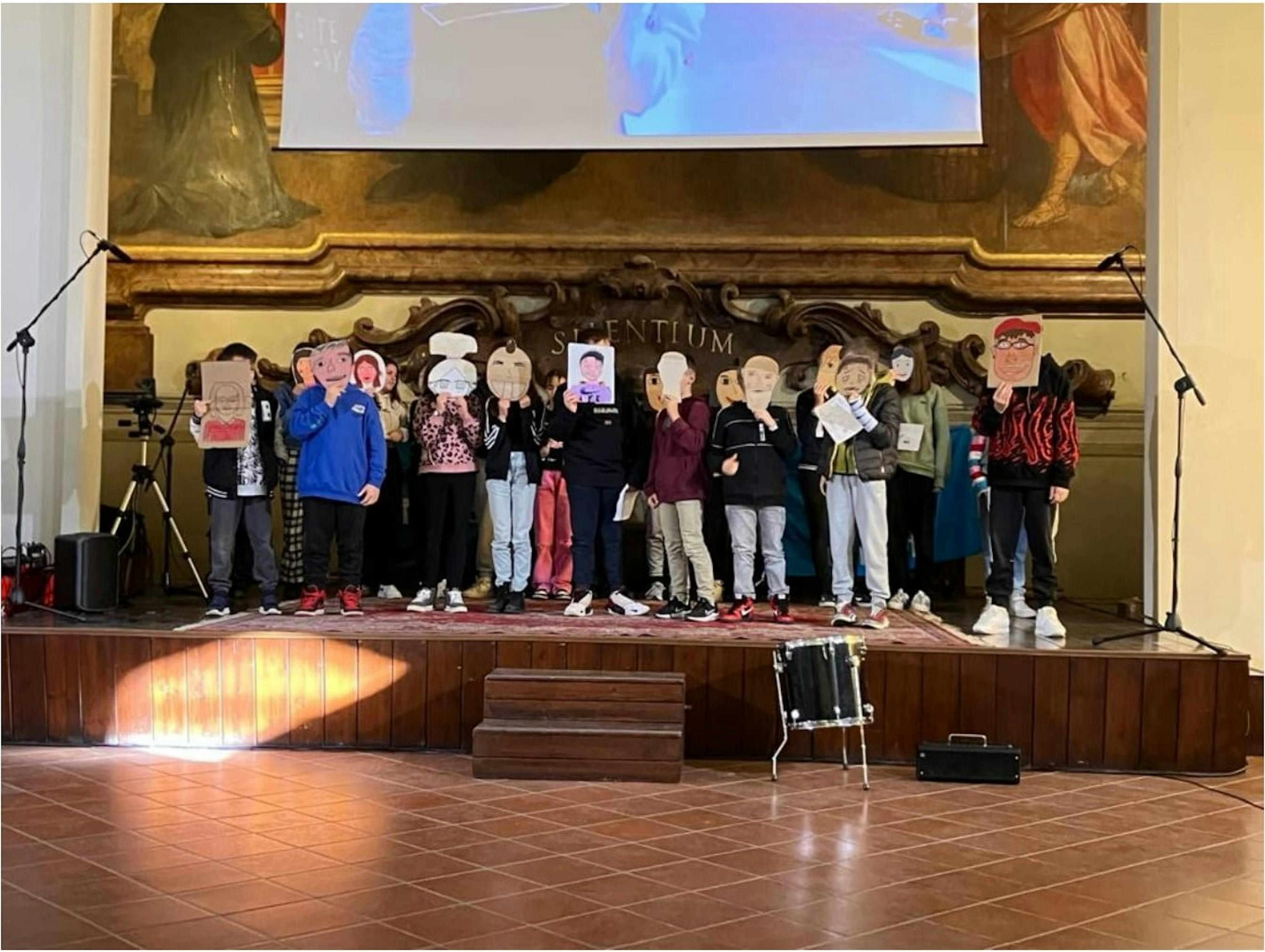 Gli alunni delle scuole sul palco durante lo spettacolo