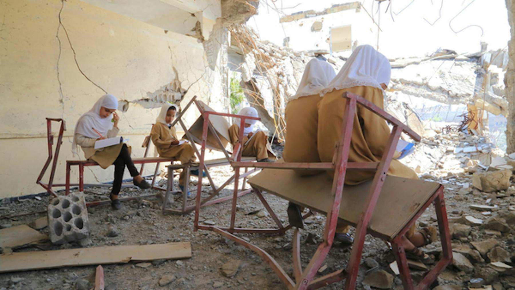 Le bambine continuano a studiare, nonostante la loro scuola sia ridotta in un cumulo di macerie. Siamo a Taiz, in Yemenaerei