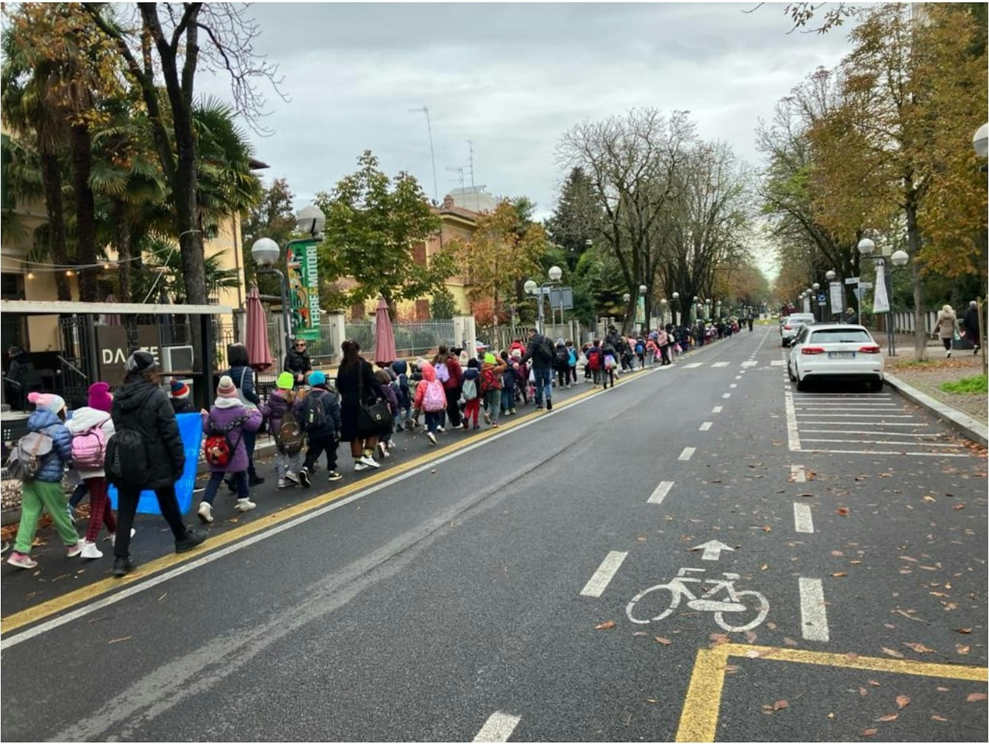 Lungo corteo dei ragazzi delle scuole ad Imola